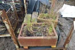 Stone & Troughs, in post pallet (post pallet exclu