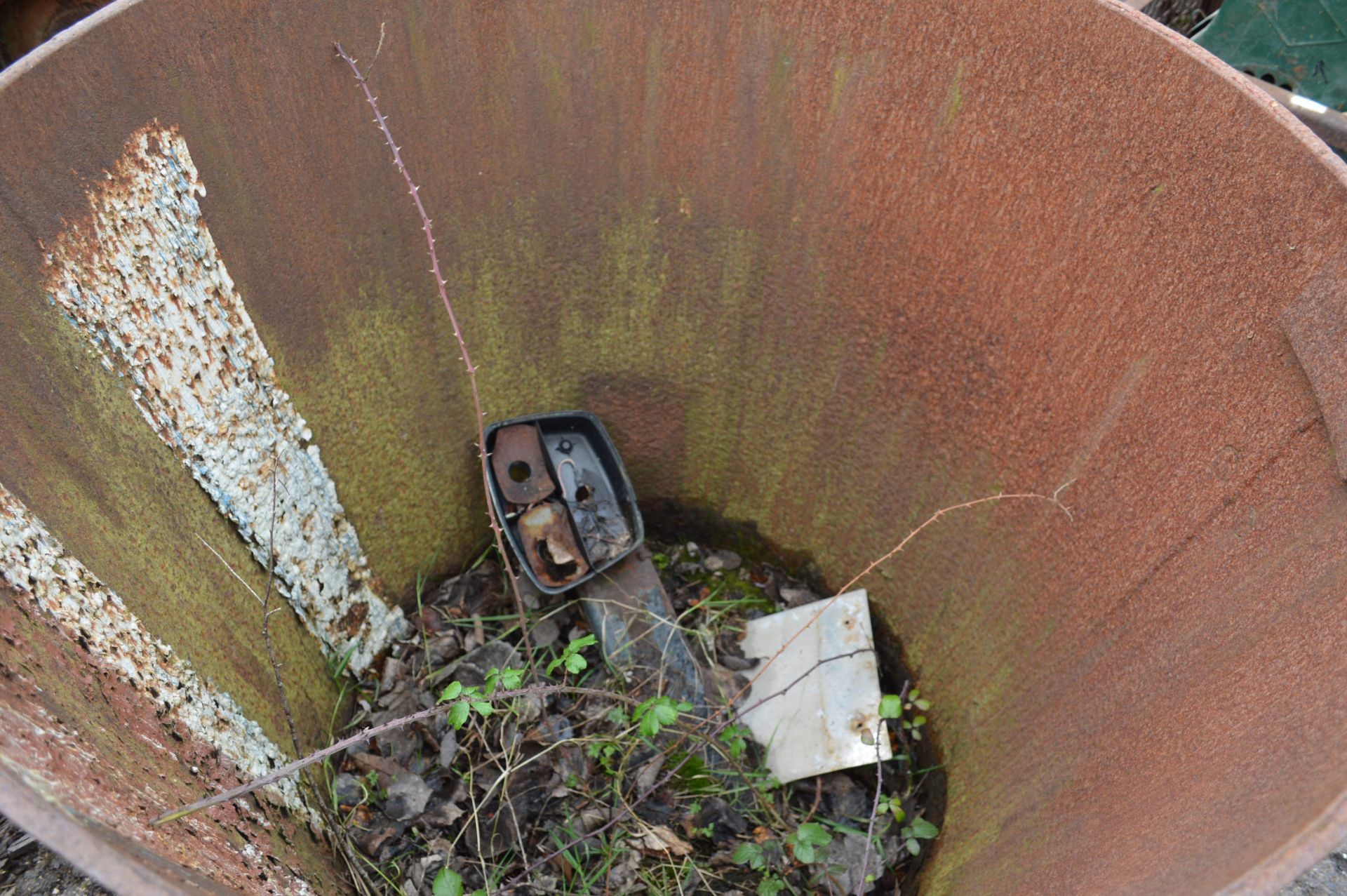 Tilting Crane Bucket, 1050mm dia. x 1m deep - Image 2 of 2