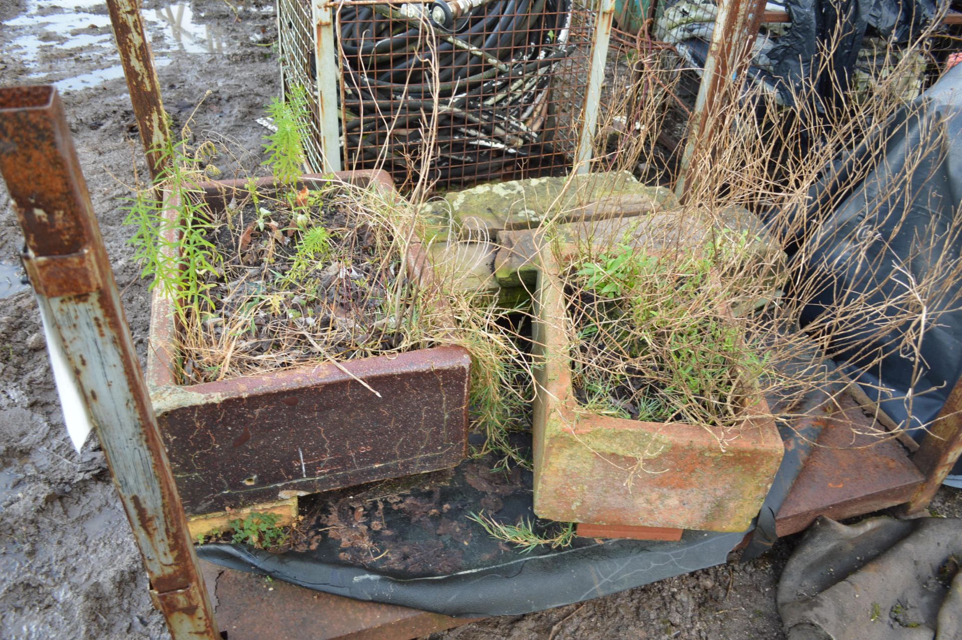 Stone & Troughs, in post pallet (post pallet exclu - Image 2 of 2