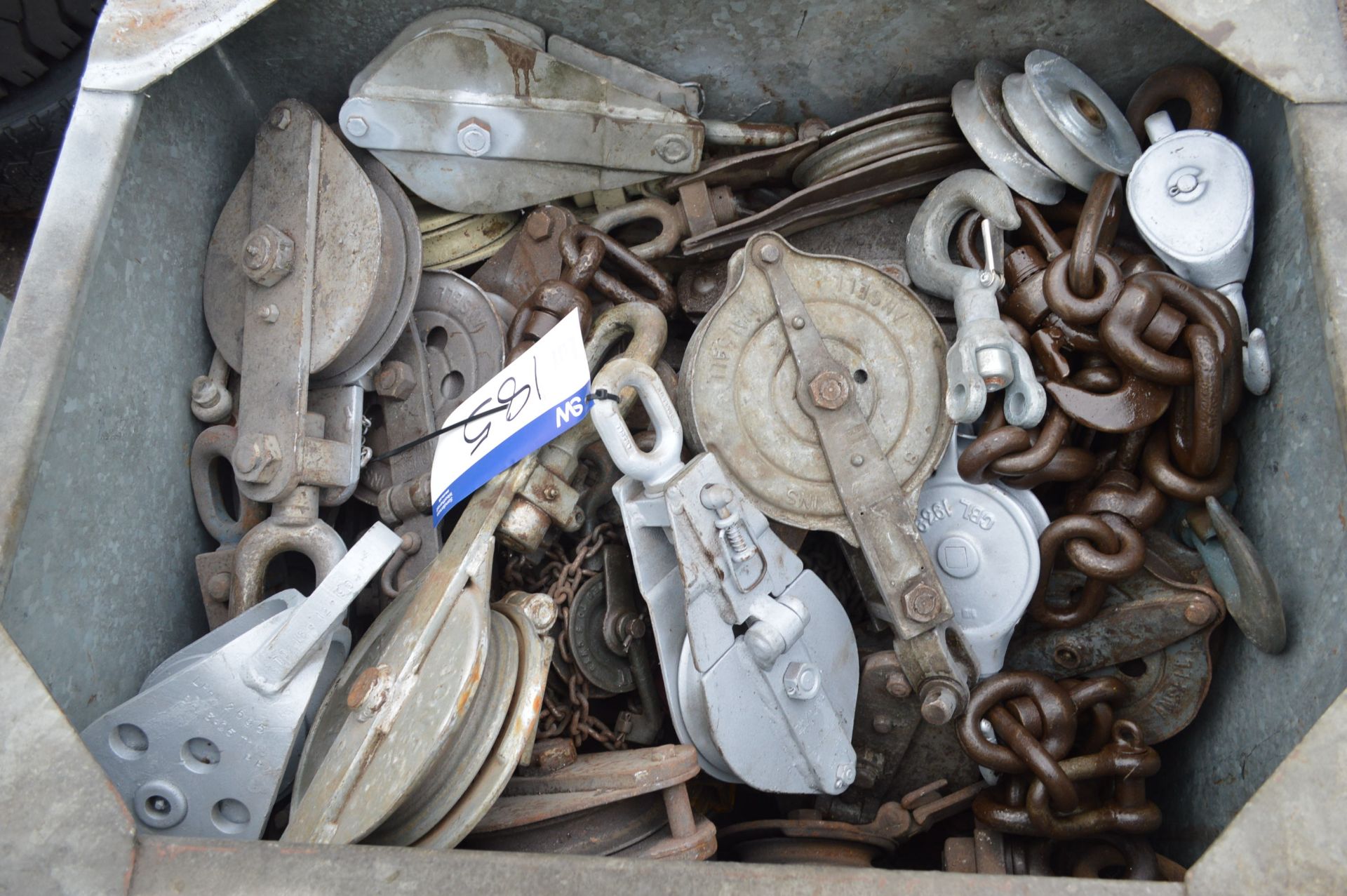 Assorted Pulley Wheels, in steel chest (chest excl - Image 2 of 2