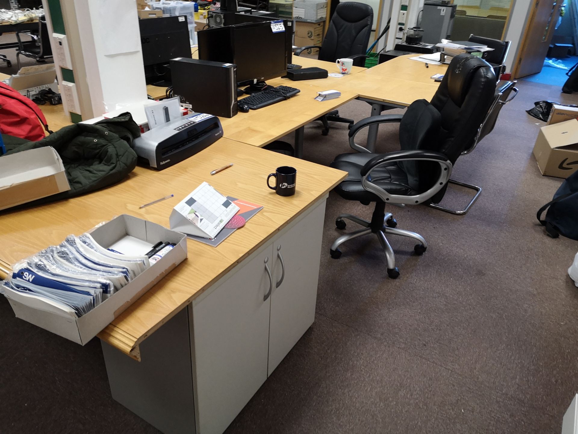 Light Oak Veneered Shaped Workstation, with light - Image 6 of 6