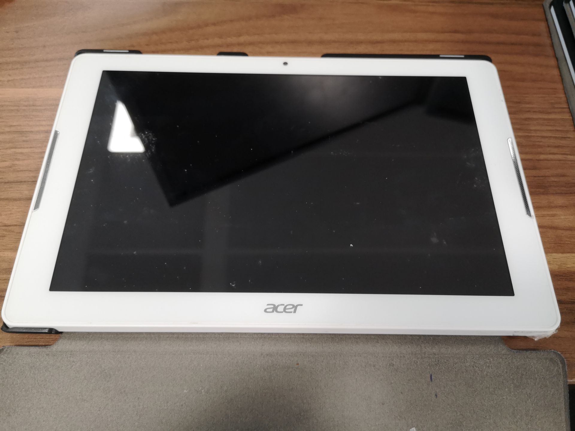 Acer Iconia One 10 Tablet (no charger) (LOT LOCATE