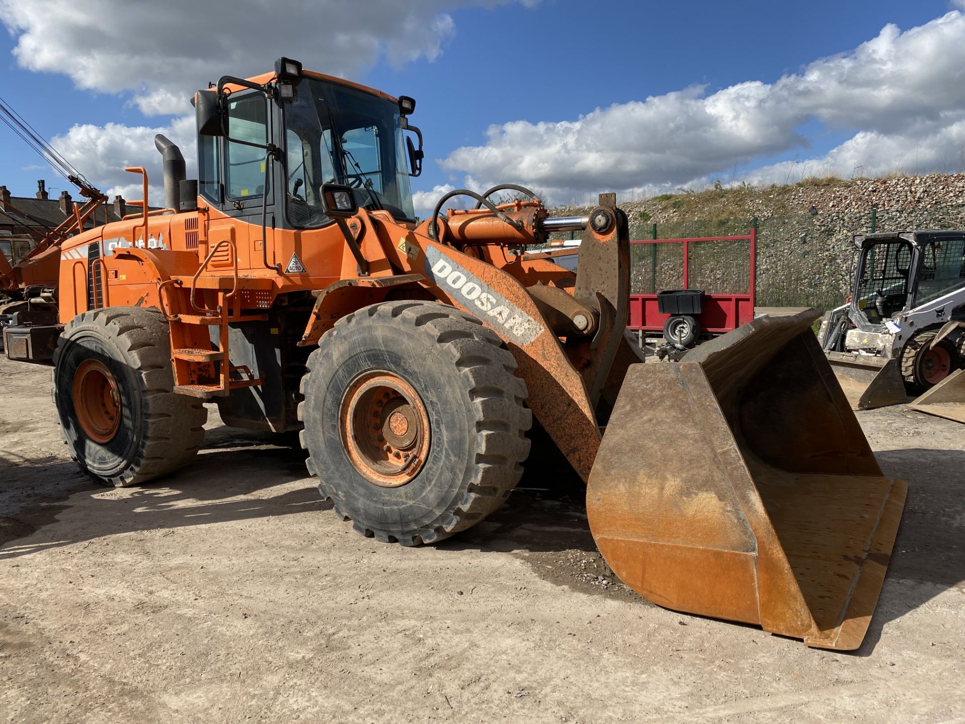 Doosan DL350 ARTICULATED WHEELED LOADING SHOVEL, P - Image 2 of 9