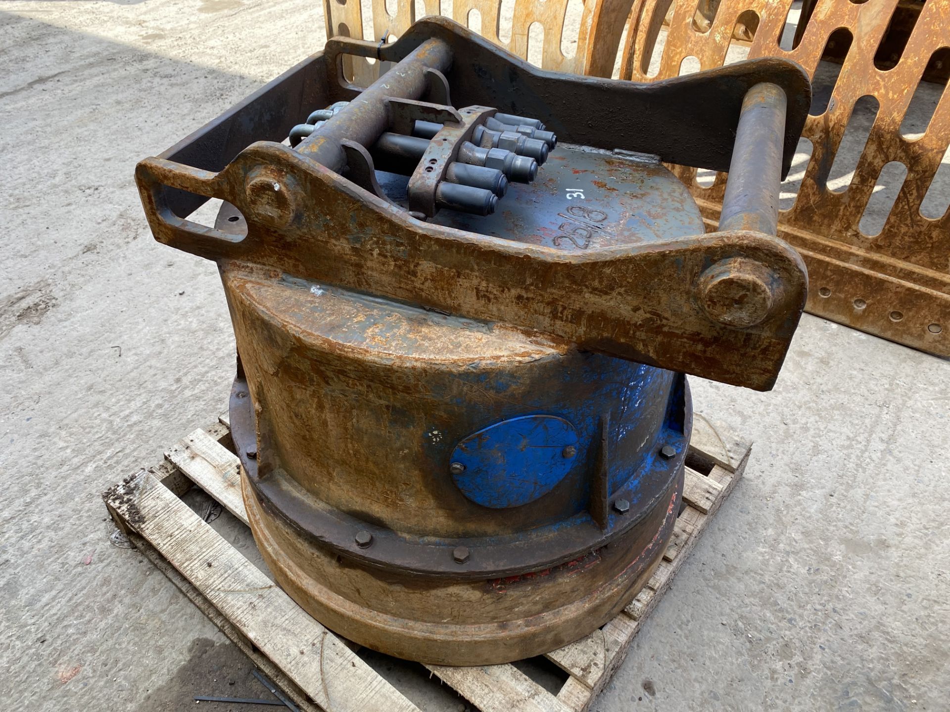 Dynaset HYDRAULIC MAGNET, serial no. 225/8, with O - Image 2 of 2