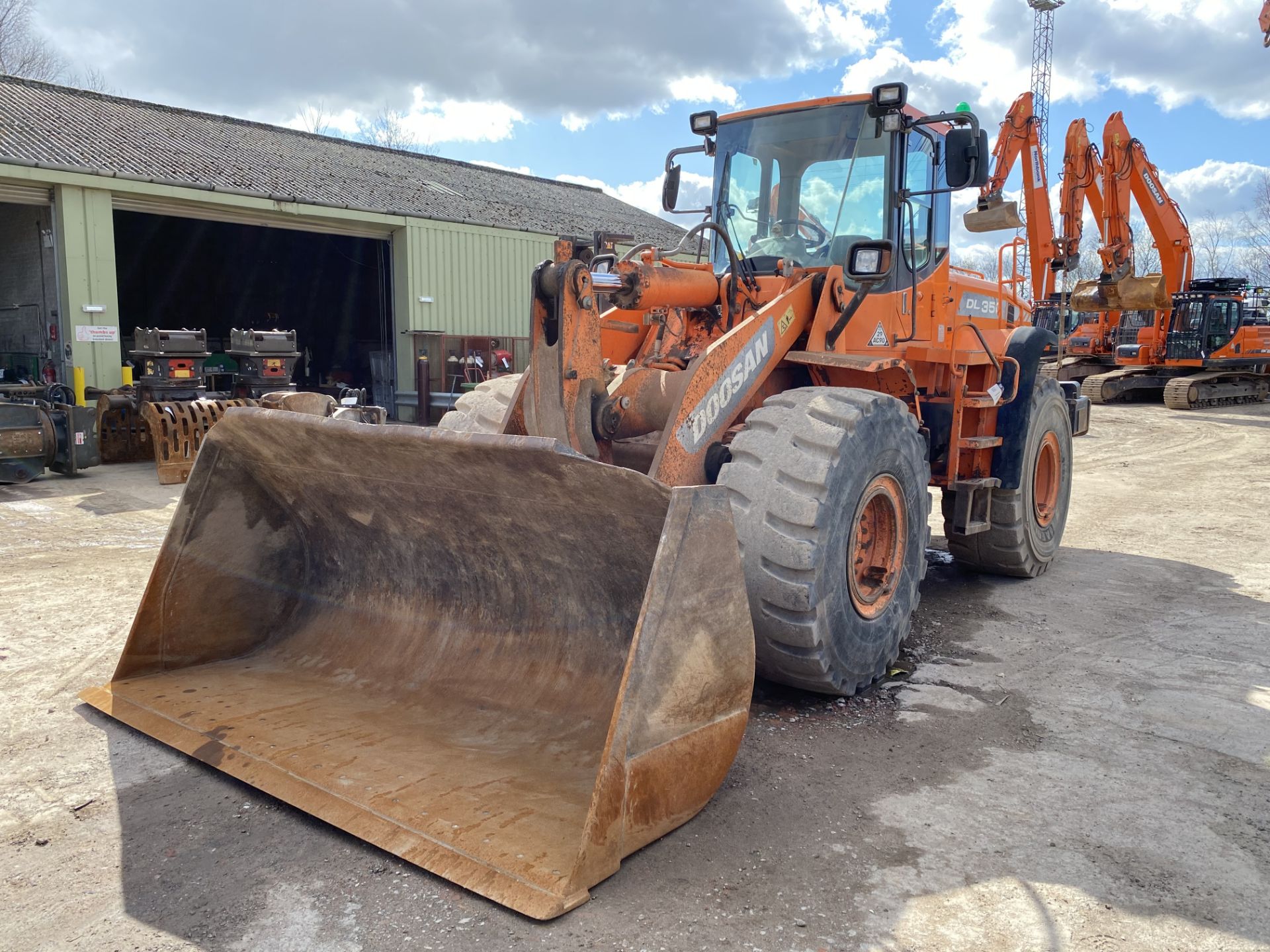 Doosan DL350 ARTICULATED WHEELED LOADING SHOVEL, P