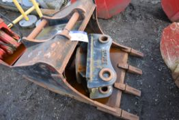 JCC 1m wide Digging Bucket, 60mm pins, lot located