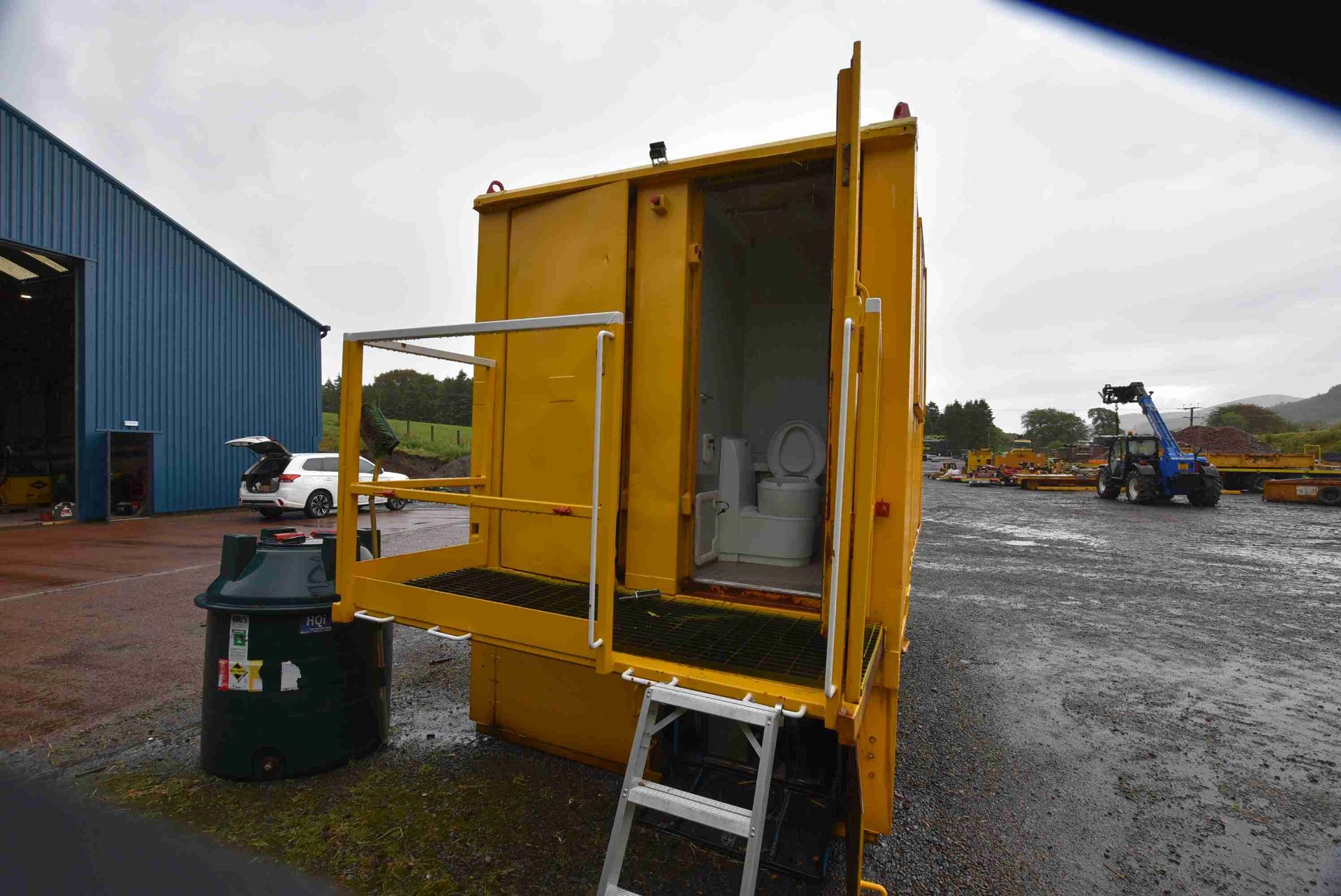 DEMOUNTABLE WELFARE UNIT, approx. 3.6m long on mai - Image 3 of 7