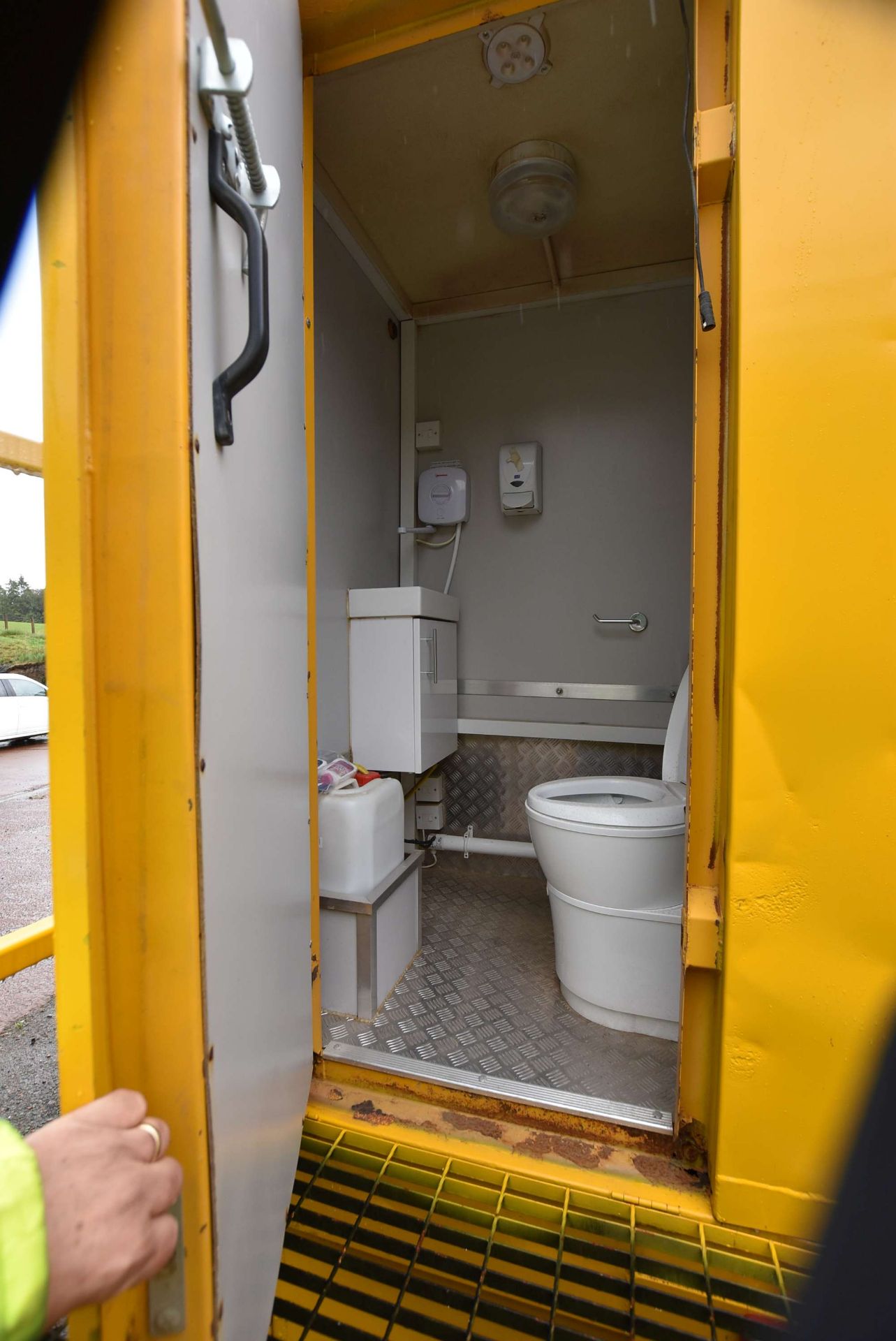 DEMOUNTABLE WELFARE UNIT, approx. 3.6m long on mai - Image 5 of 7