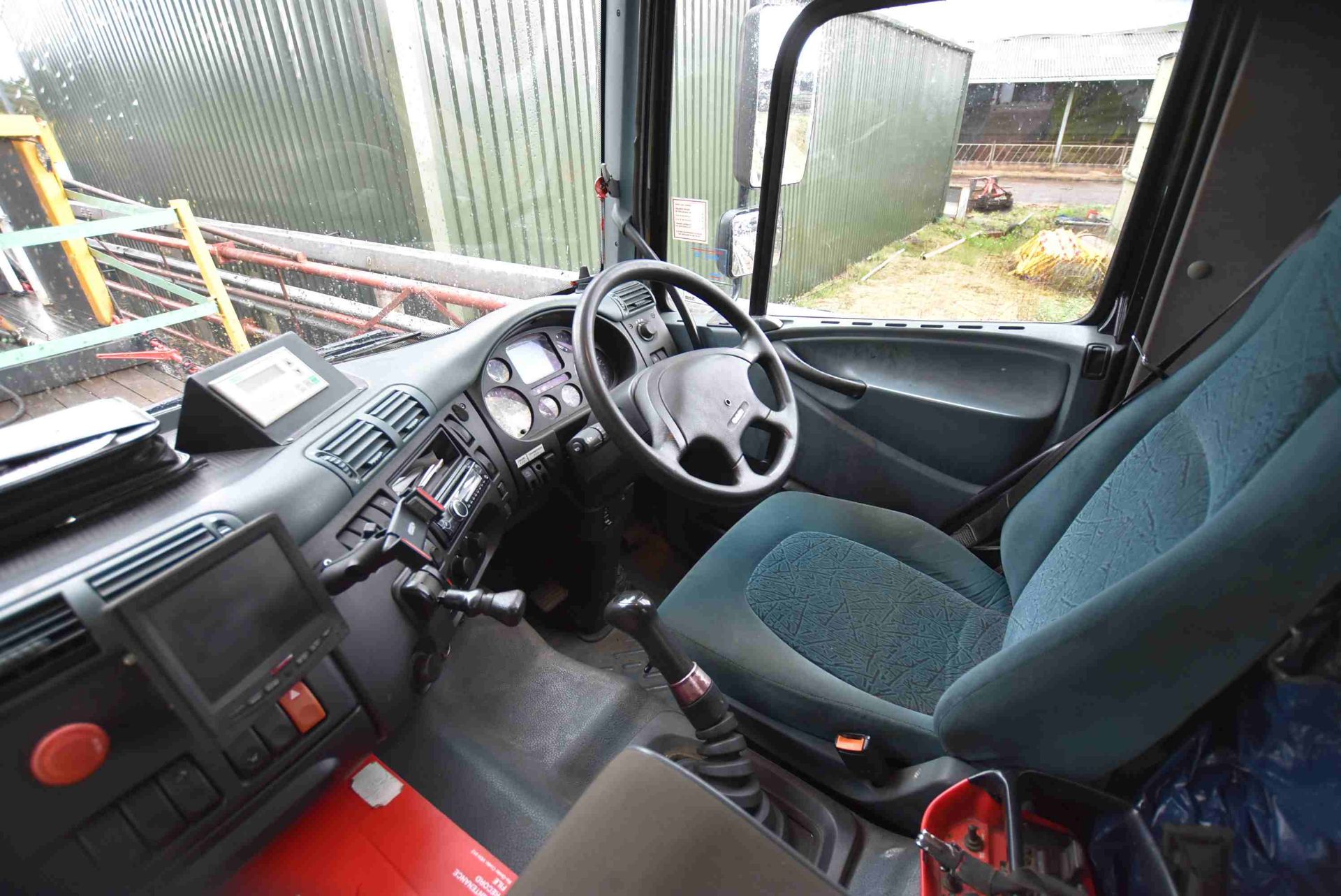 DAF CF75.310 ROAD RAIL 6x4 FLAT TRUCK FITTED CRANE - Image 18 of 26