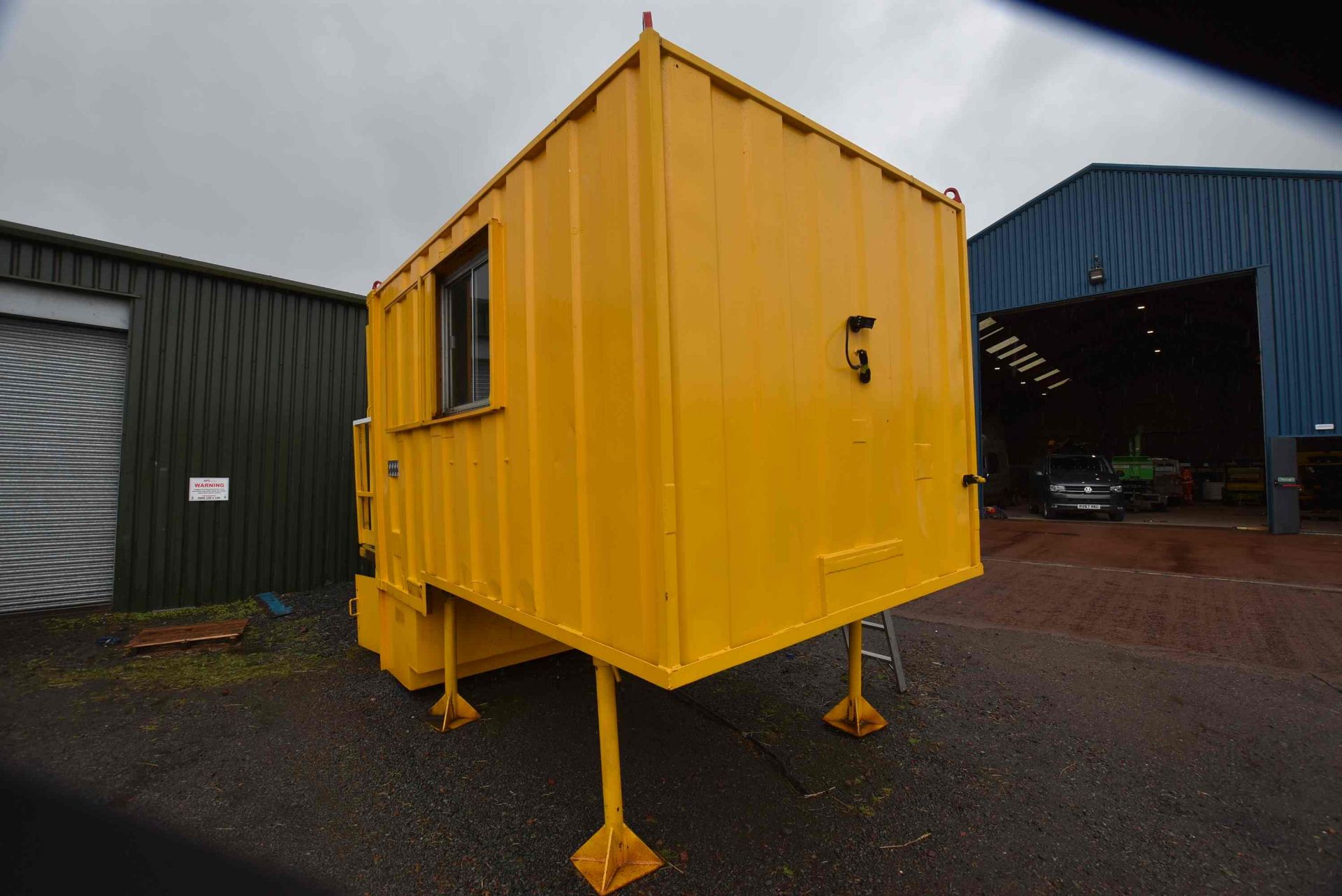 DEMOUNTABLE WELFARE UNIT, approx. 3.6m long on mai - Image 2 of 7