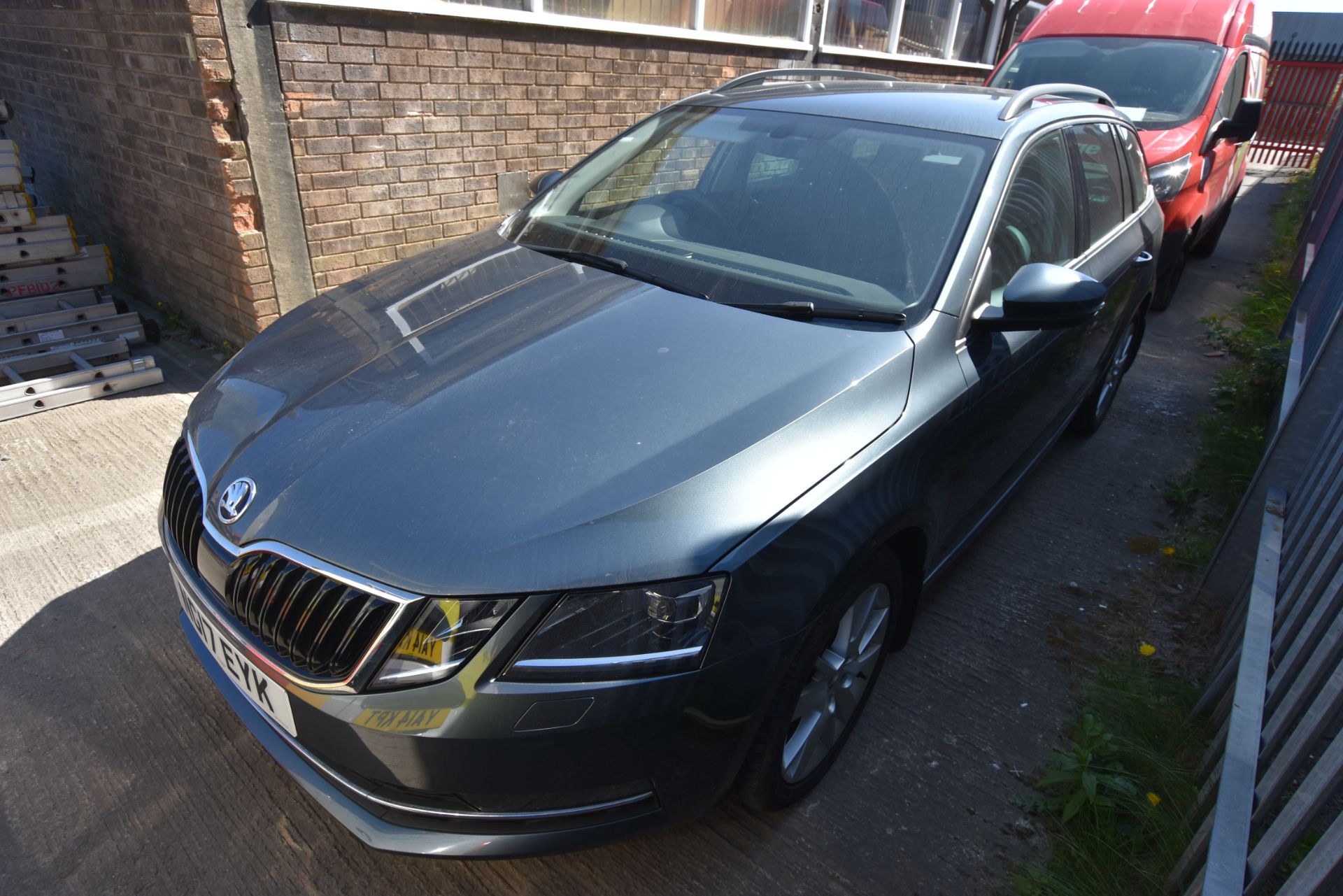 Skoda OCTAVIA CR SE L2.0 TDI DIESEL FIVE DOOR ESTA - Image 2 of 8