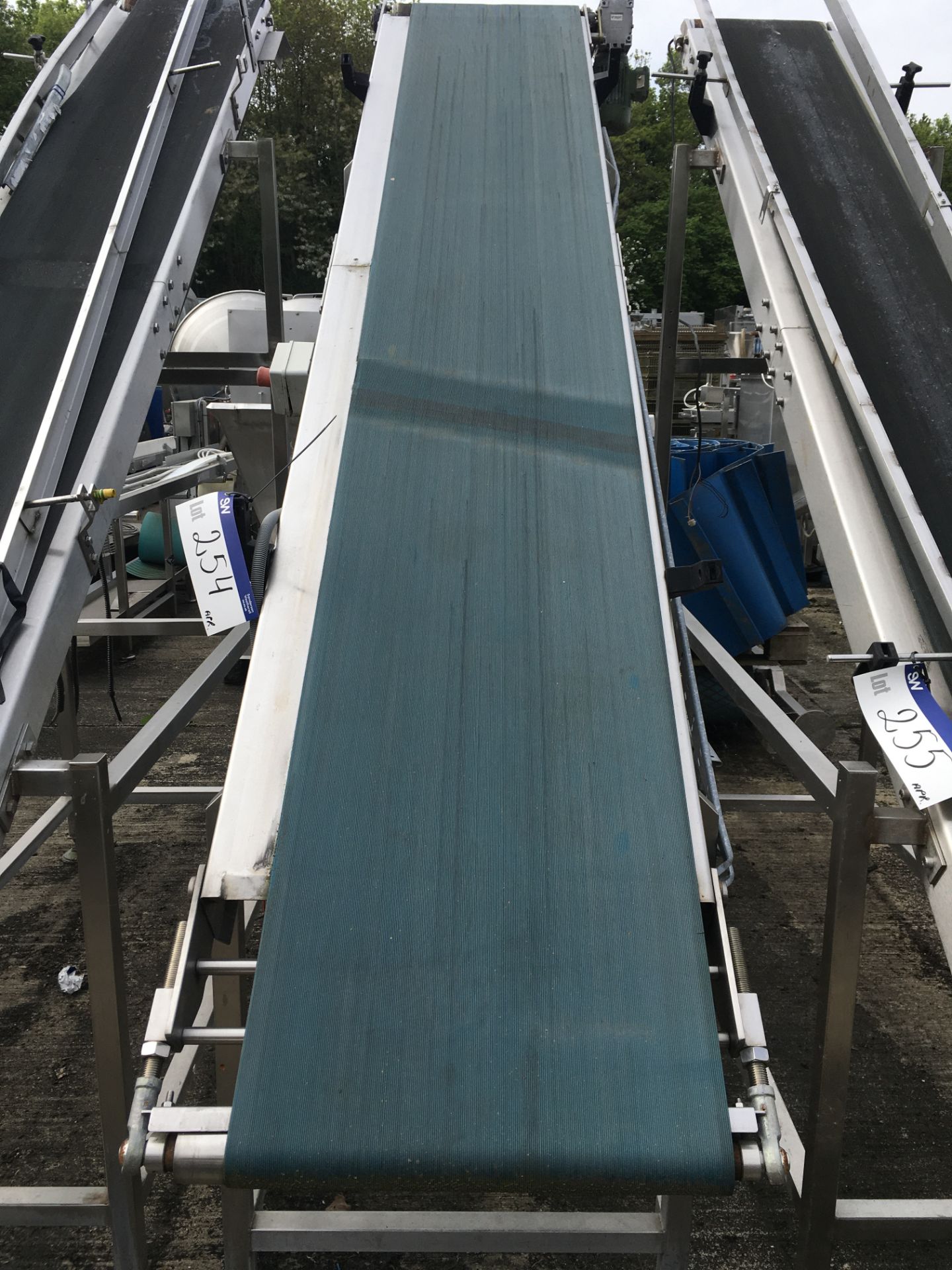 Blue PU Belt Elevator, approx. 500mm wide on belt, 2700mm high x 3000mm long, £50 lift out charge - Image 2 of 2
