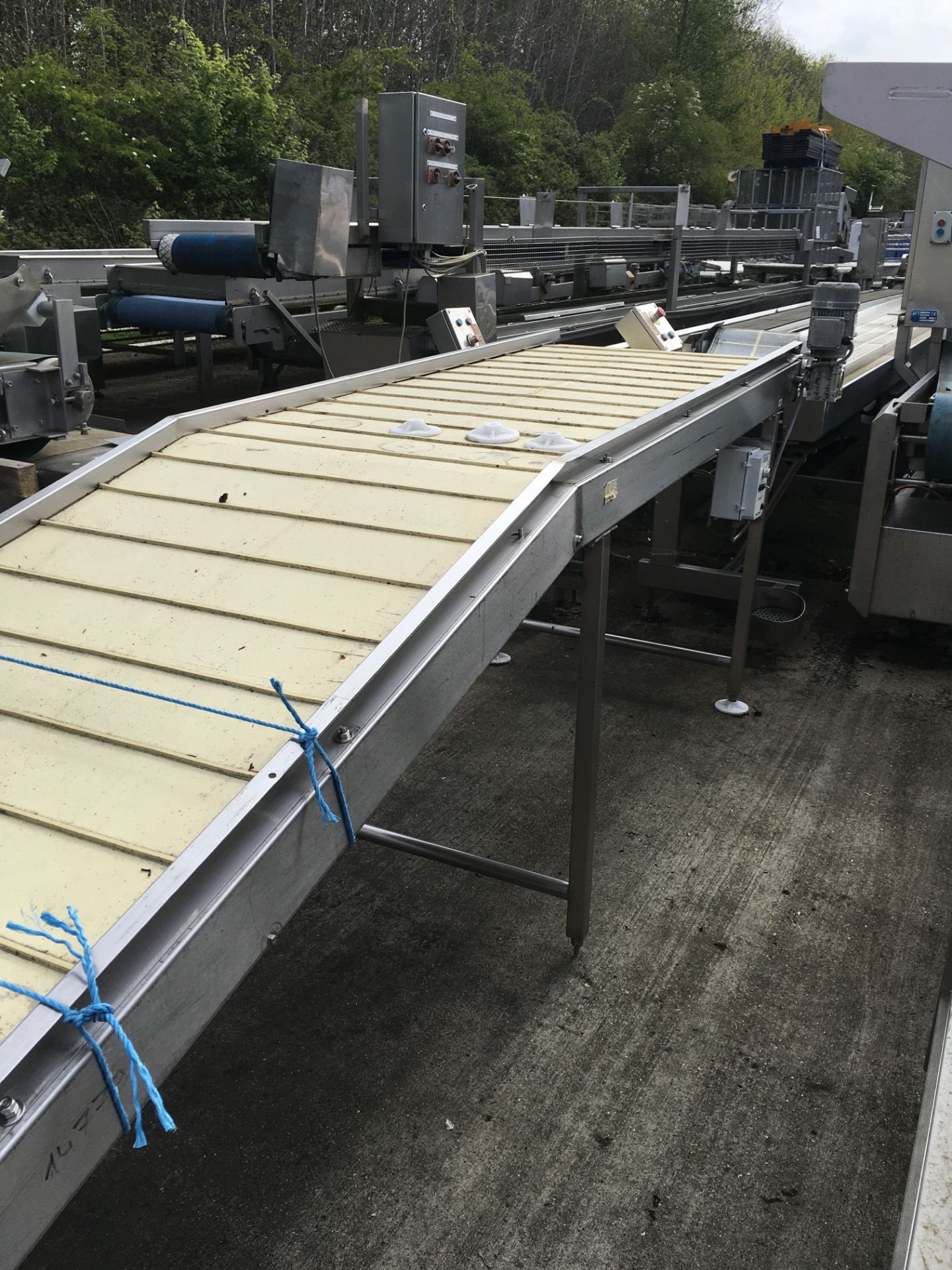 White PU Flighted Part Elevated Conveyor, approx. 800mm wide on belt, 1300mm high x 4000mm long, £50 - Image 2 of 3