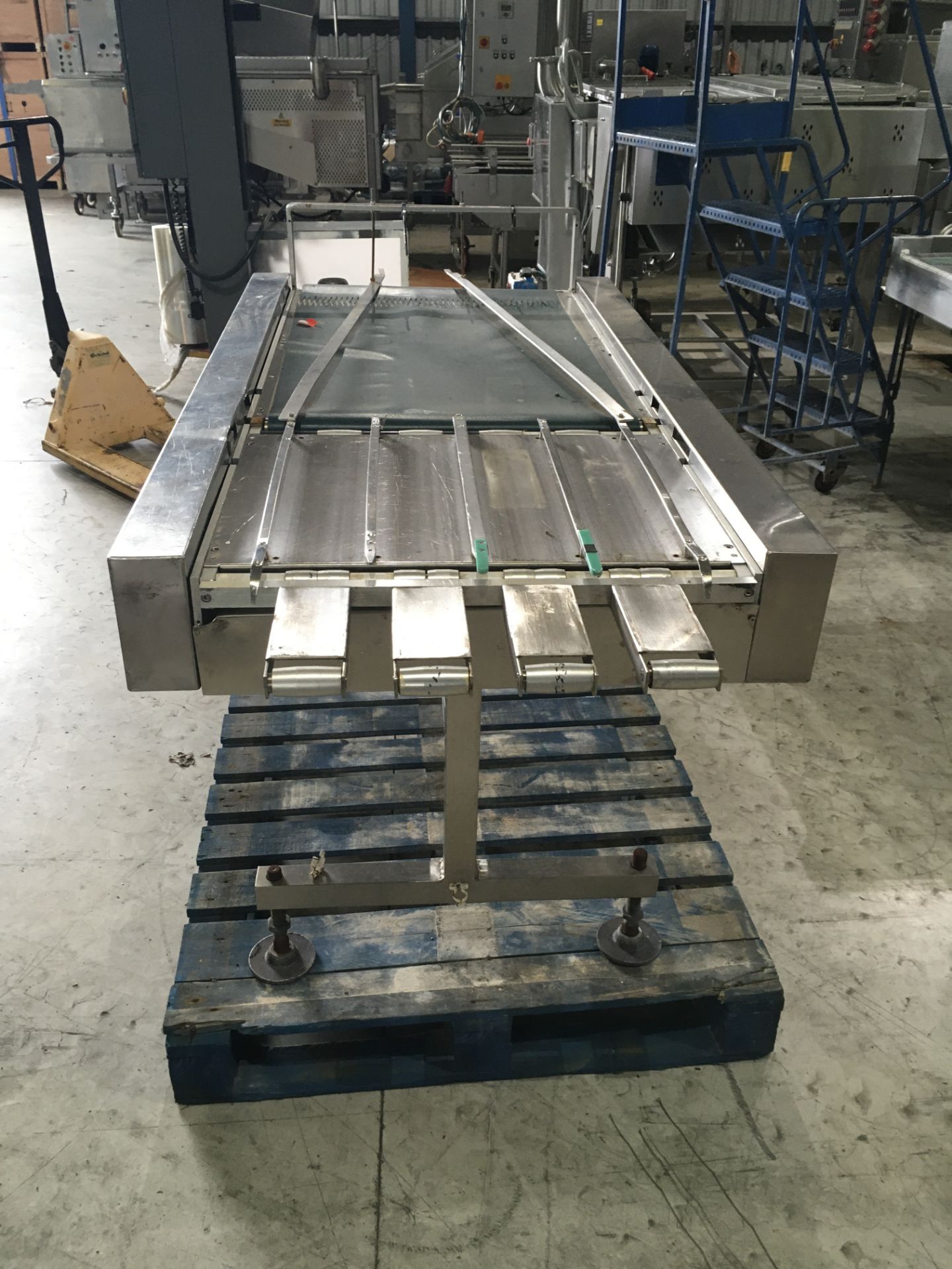 Converging Belt Conveyor, 1800mm long x 560mm wide on belt x 2400mm high, £30 lift out charge - Image 3 of 3