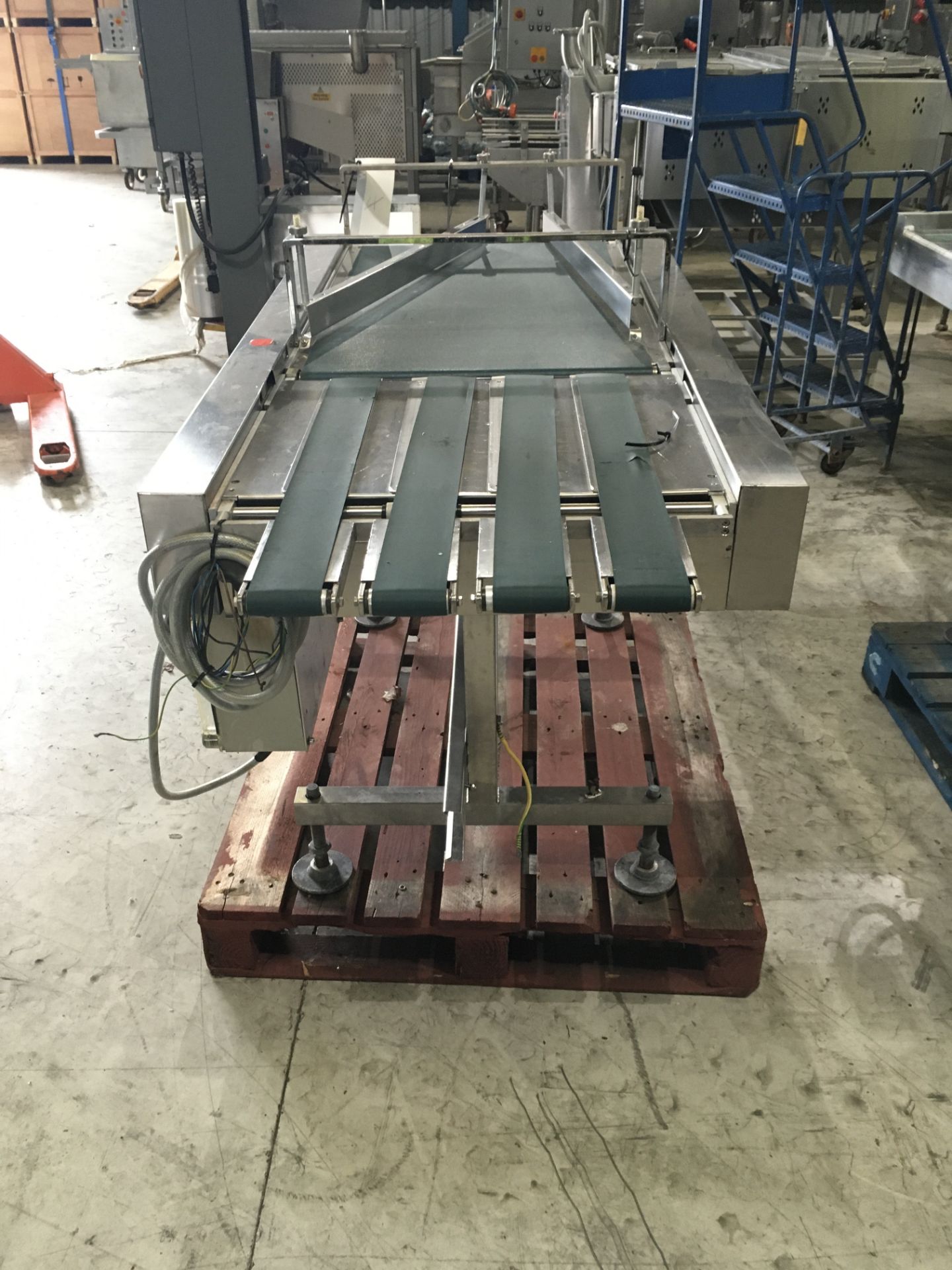 Converging Belt Conveyor, 1800mm long x 560mm wide on belt, 2400mm high, £30 lift out charge - Image 3 of 3