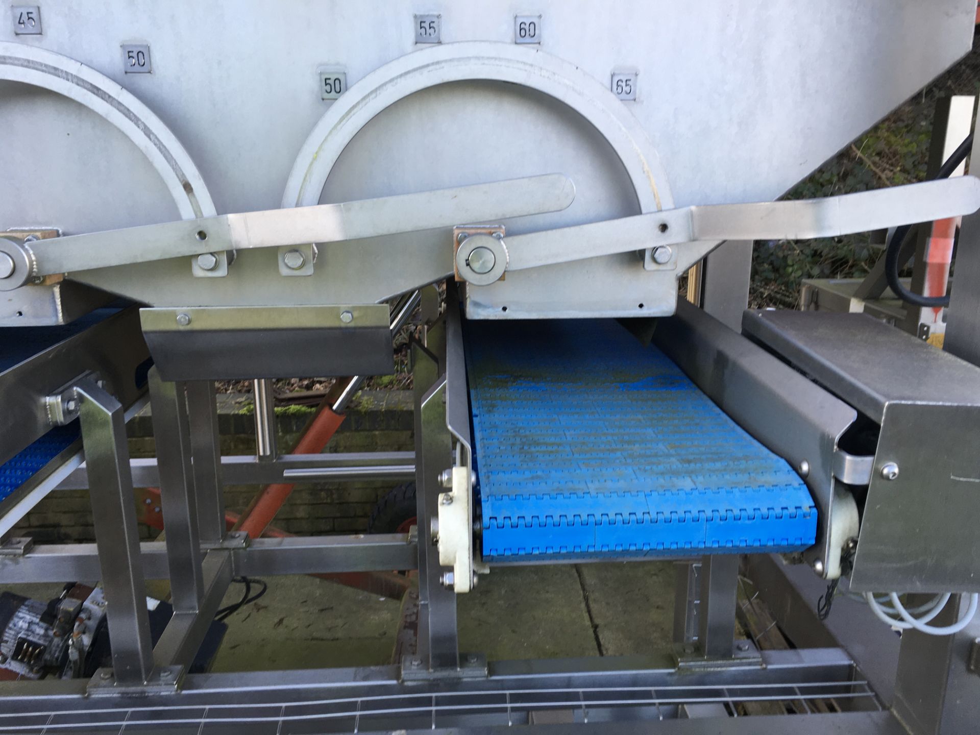 Kiremko SCROLL GRADER, with vibratory infeed, approx. 500 mm wide, feeding into two lanes scroll and - Image 3 of 8