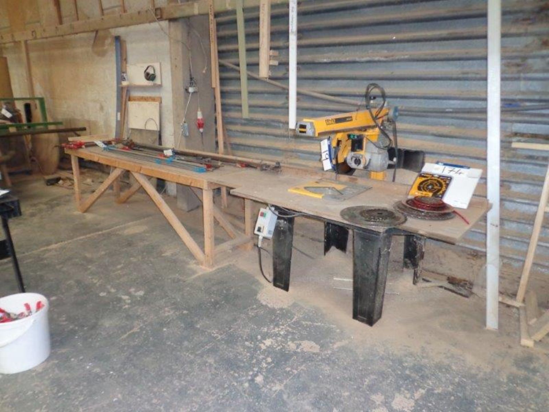 DEWALT DW729KW Radial Arm Crosscut Saw, s/n 0843 c/w Workbench and spare blade - Image 2 of 2