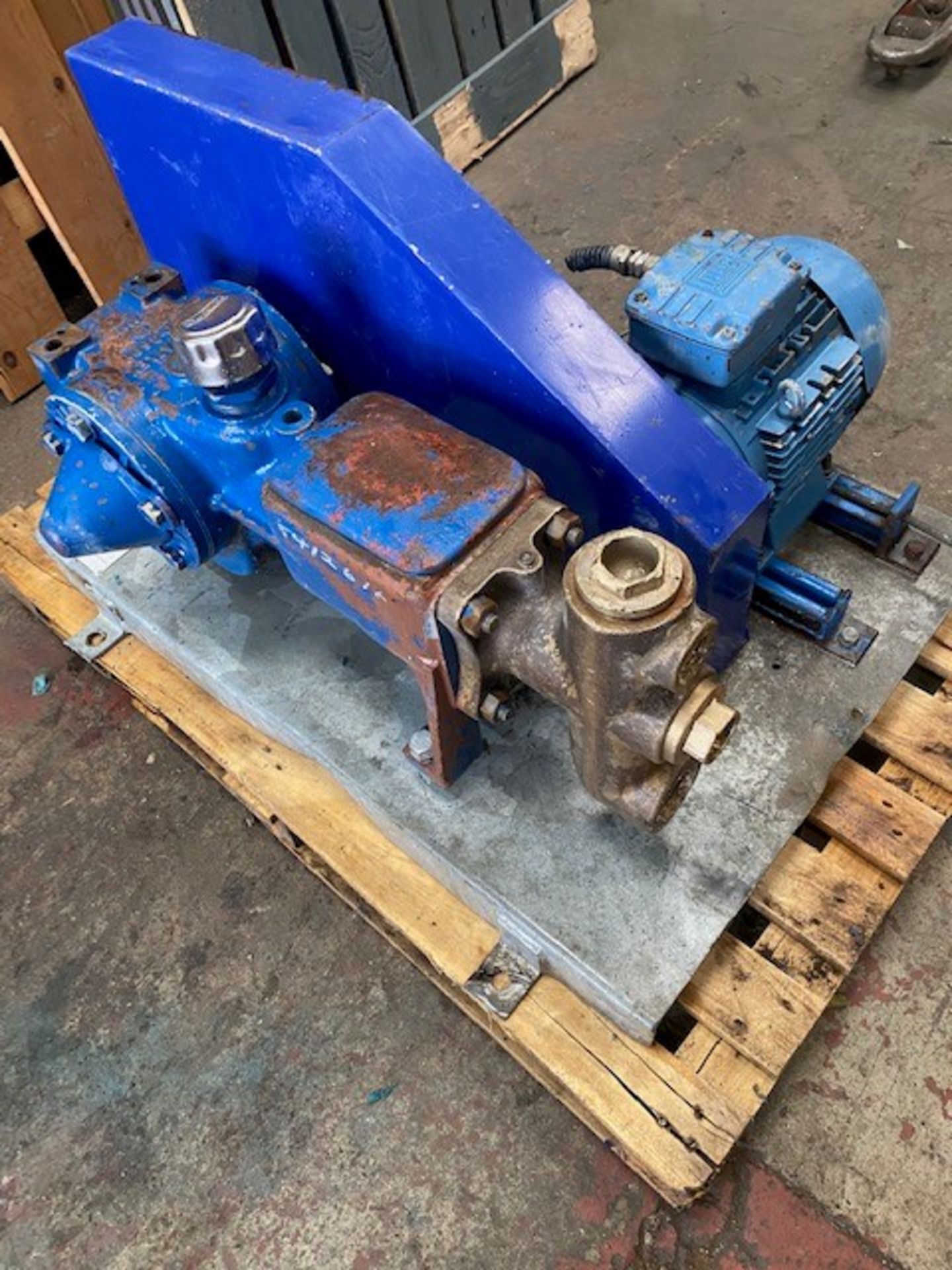 Air Liquide P50 Pump, 4kW, loading free of charge - Image 2 of 2