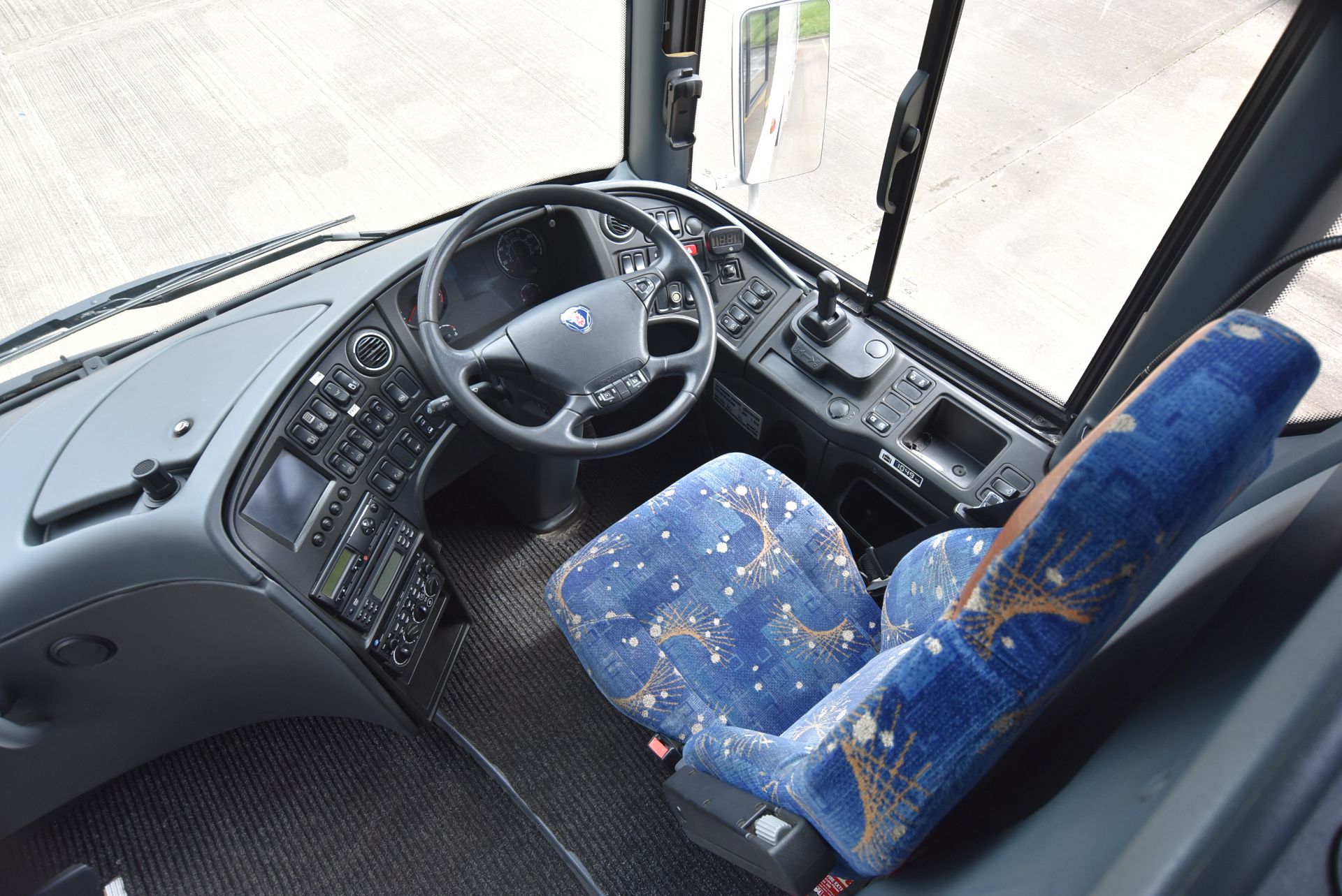 Scania K400 EB OMMI EXPRESS SALOON COACH, registra - Image 12 of 35