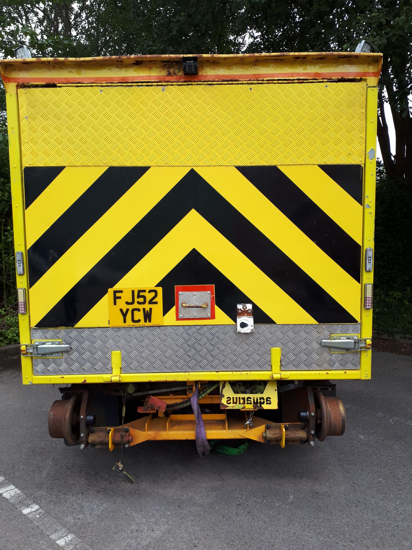 Landrover DEFENDER 130 4x4 DIESEL ENGINE ROAD RAIL PERSONNEL WELFARE VEHICLE, registration no. - Image 7 of 10