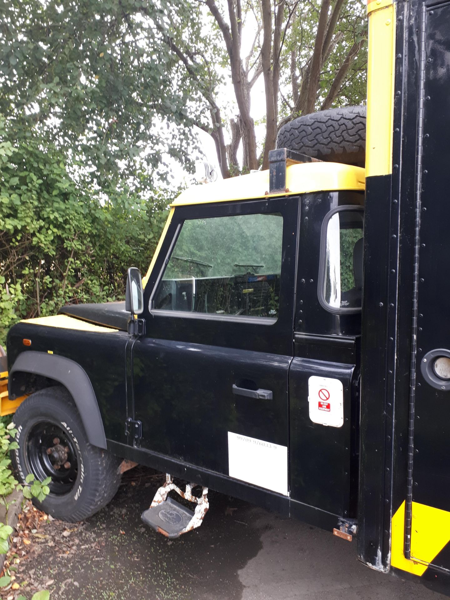 Landrover DEFENDER 130 4x4 DIESEL ENGINE ROAD RAIL PERSONNEL WELFARE VEHICLE, registration no. - Image 6 of 10