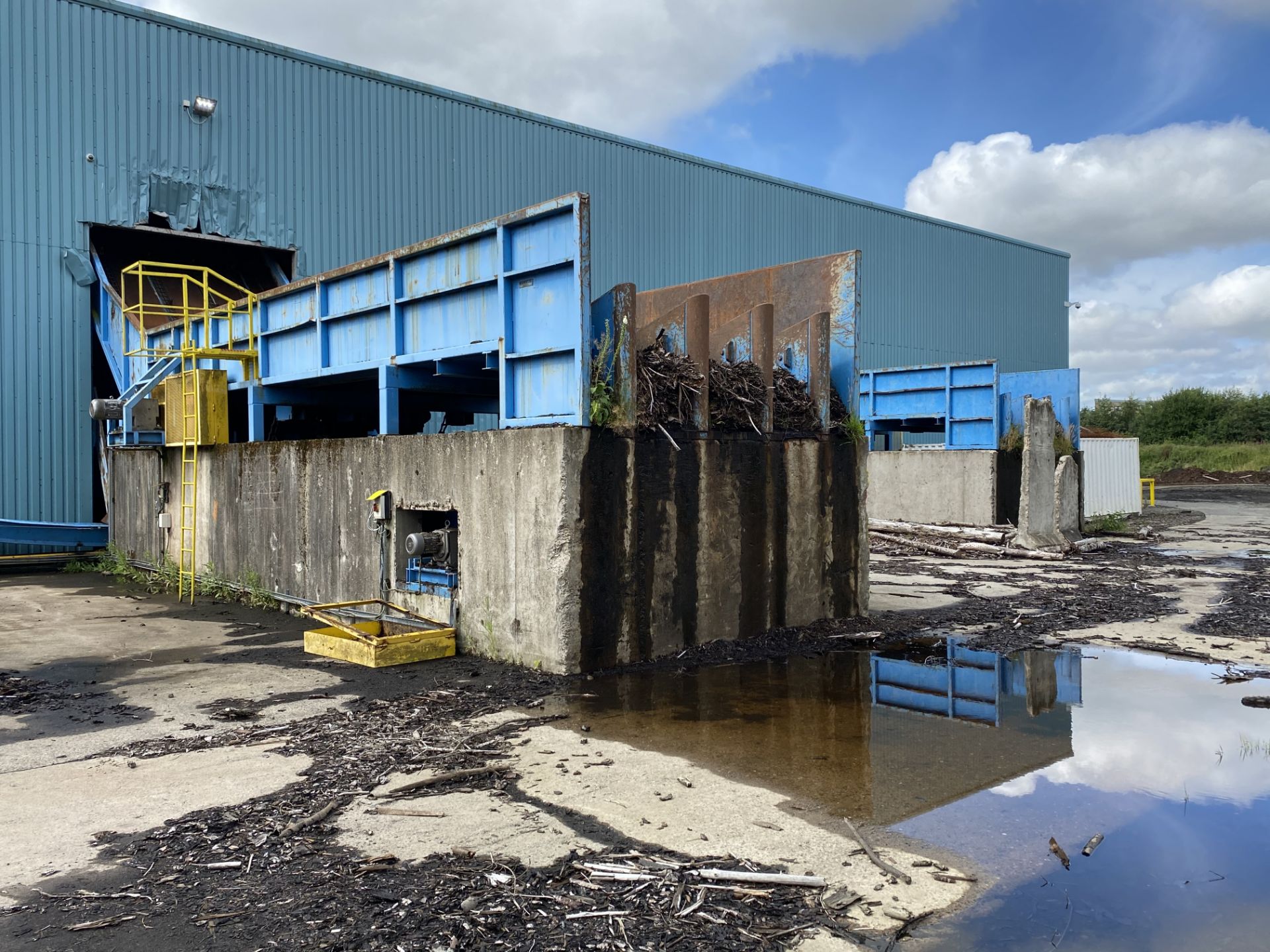 Brunette Wood Shredding Line, c/w infeed decks, de-barking unit, conveyors, rotary chipper and - Image 11 of 13