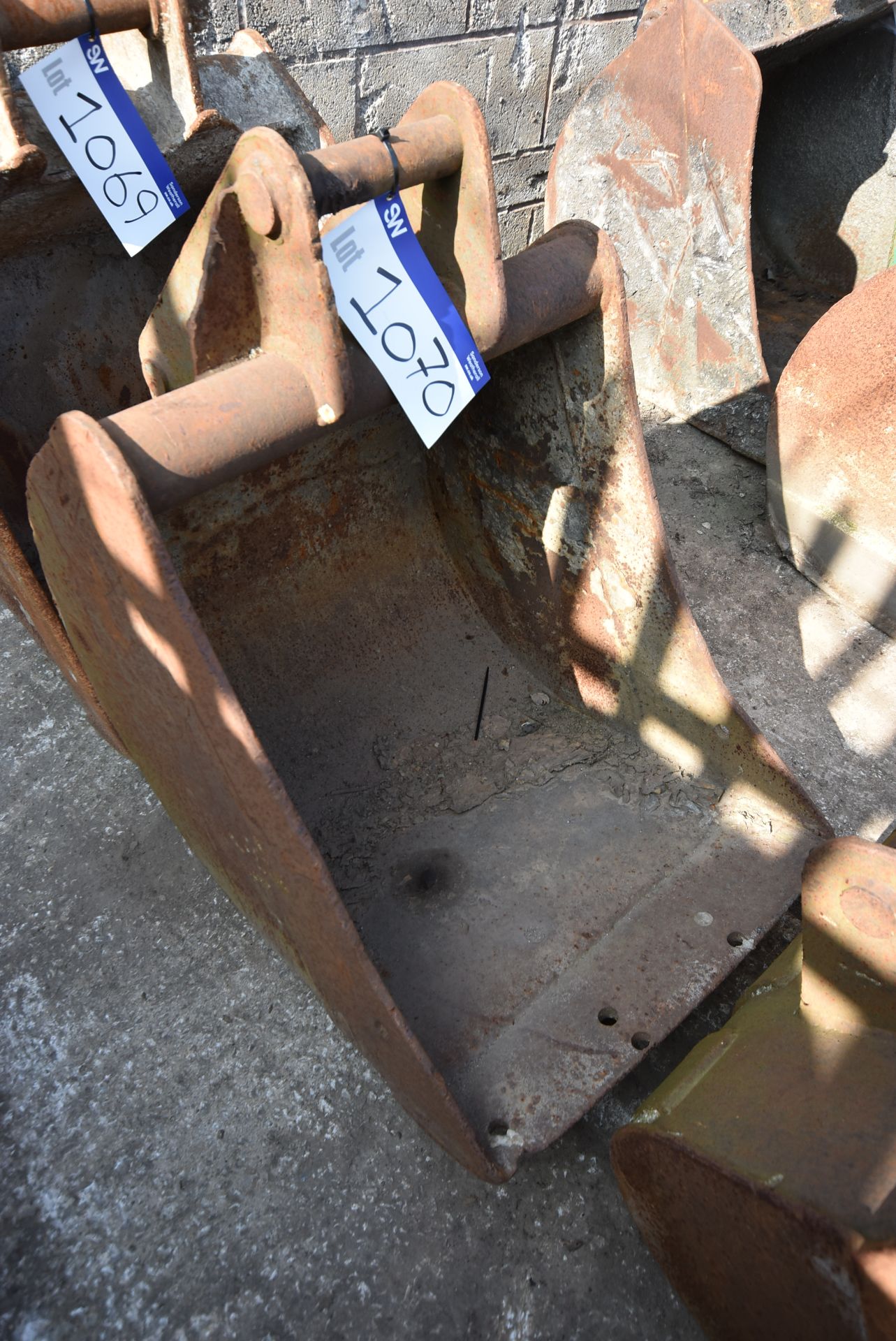24in Bucket, 45mm pins (ref. 28) (lot located at 55 Clifton Street, Miles Platting, Manchester M40