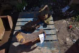 Selection of Manual Quick Hitches, as set out (lot located at 55 Clifton Street, Miles Platting,
