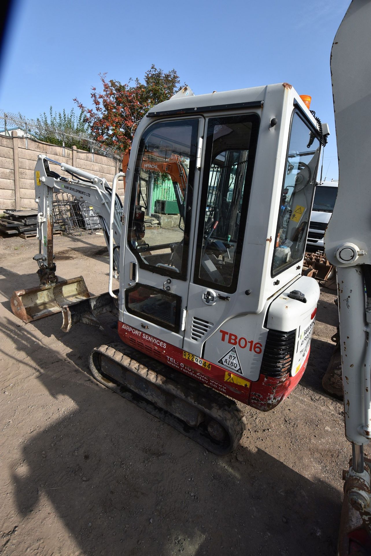 Takeuchi TB016 1.5T TRACKED EXCAVATOR, serial no. 116116442, year of manufacture 2014, indicated - Image 4 of 7