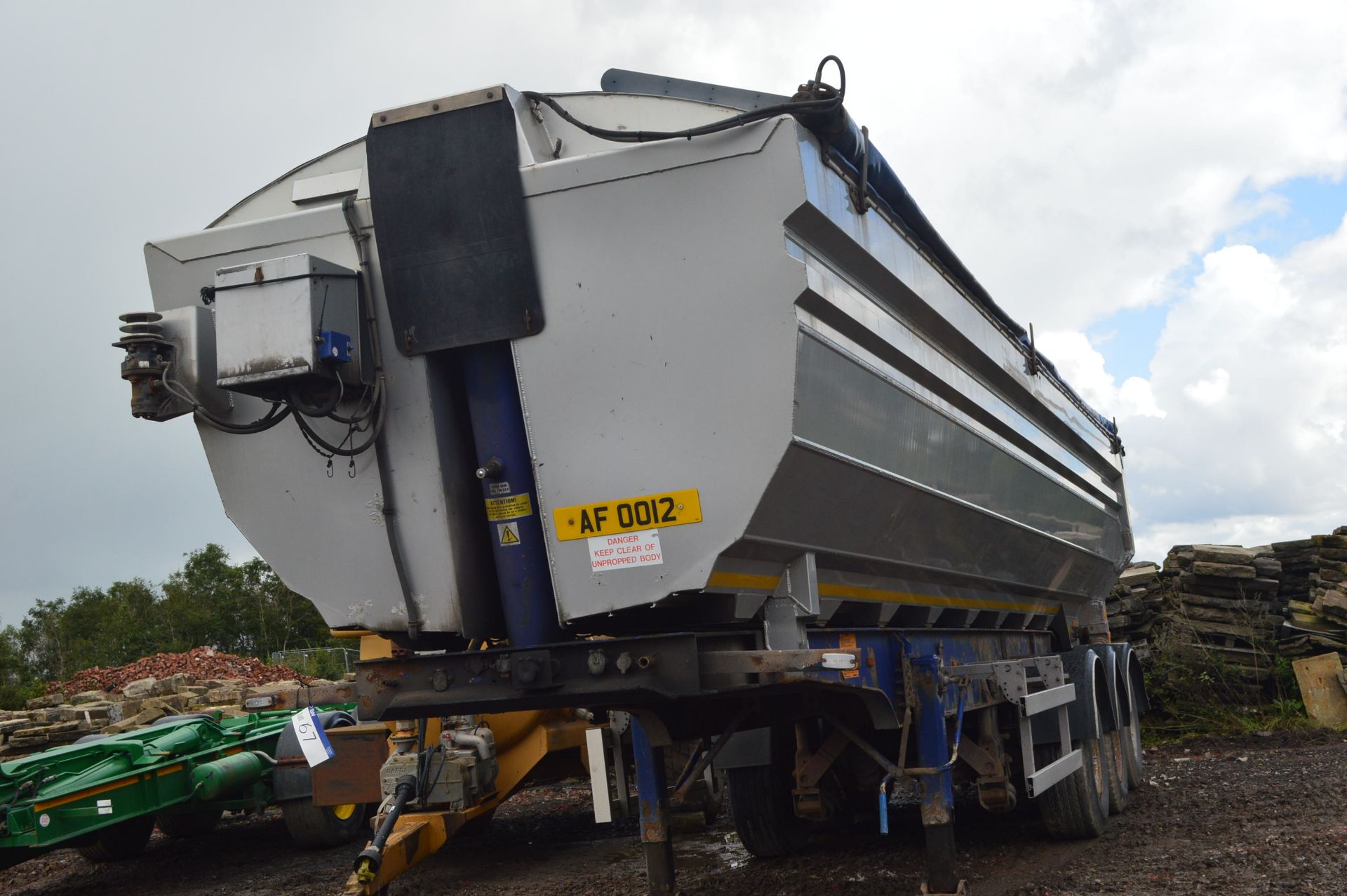 Fruehauf TRI AXLE ALLOY BULK TIPPER SEMI TRAILER, ident no. SFRHPBR038X532401, year of manufacture