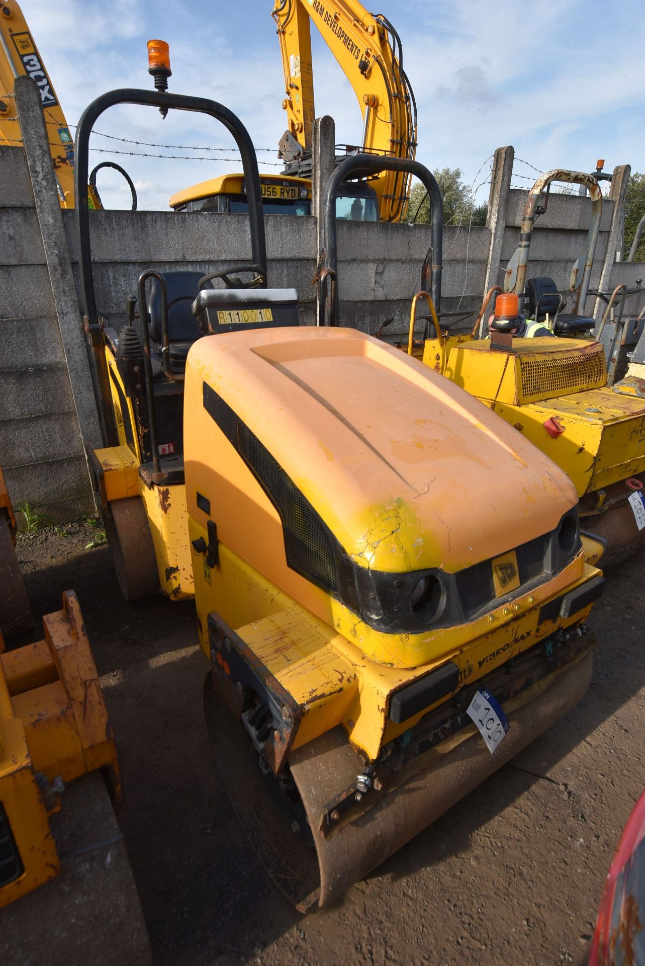 JCB VMT260-120 VIBROMAX VIBRATORY ROLLER, serial no. 1701216, year of manufacture 2008, 2700kg