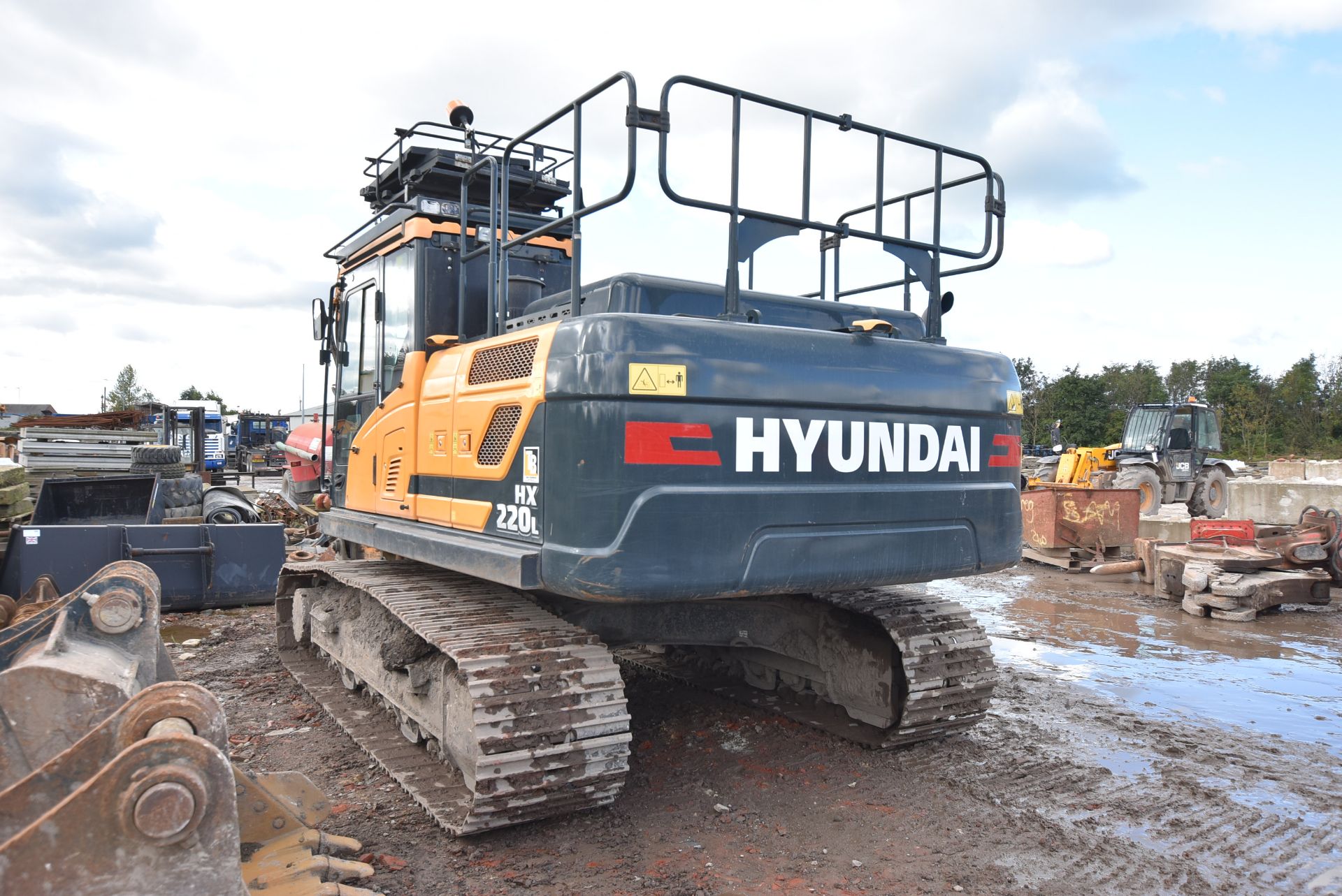 Hyundai HX220L TRACKED EXCAVATOR, serial no. 993, year of manufacture 2018, indicated hours 1885 (at - Image 4 of 10