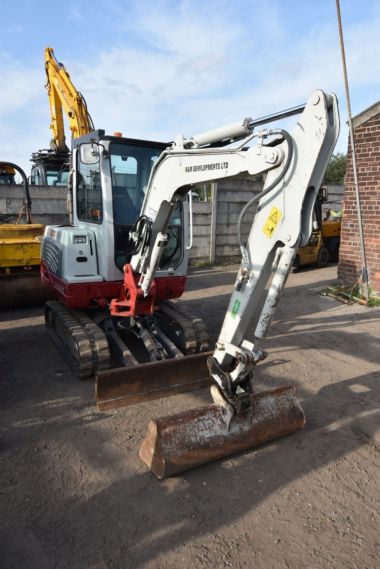 Takeuchi 2B228 3T TRACKED EXCAVATOR, serial no. 122803240, year of manufacture 2014, 17.8kW engine - Image 2 of 8