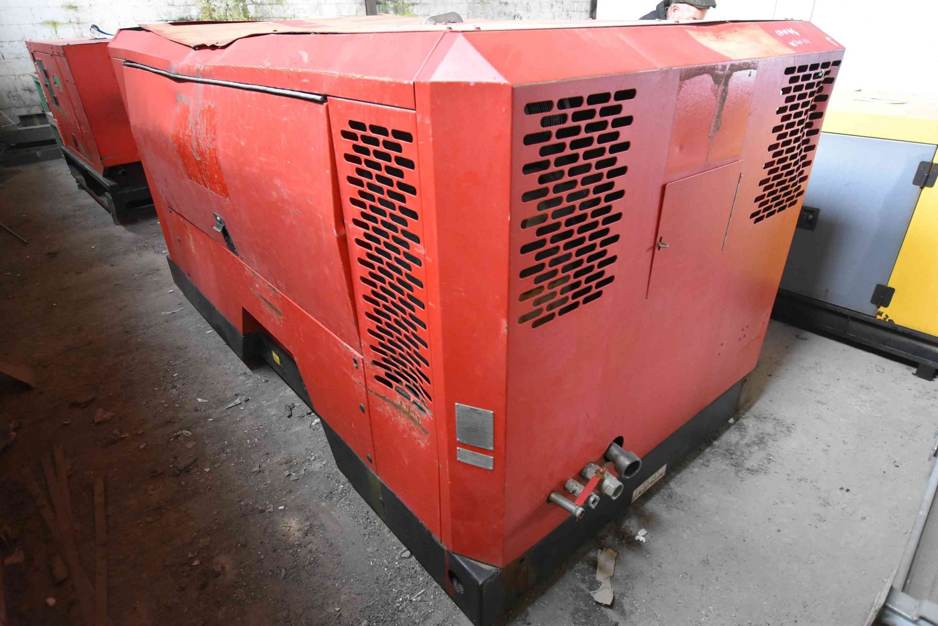Doosan D19 Compressor, year 2014, 600cfm, with John Deere six cylinder engine (known to require - Image 2 of 4