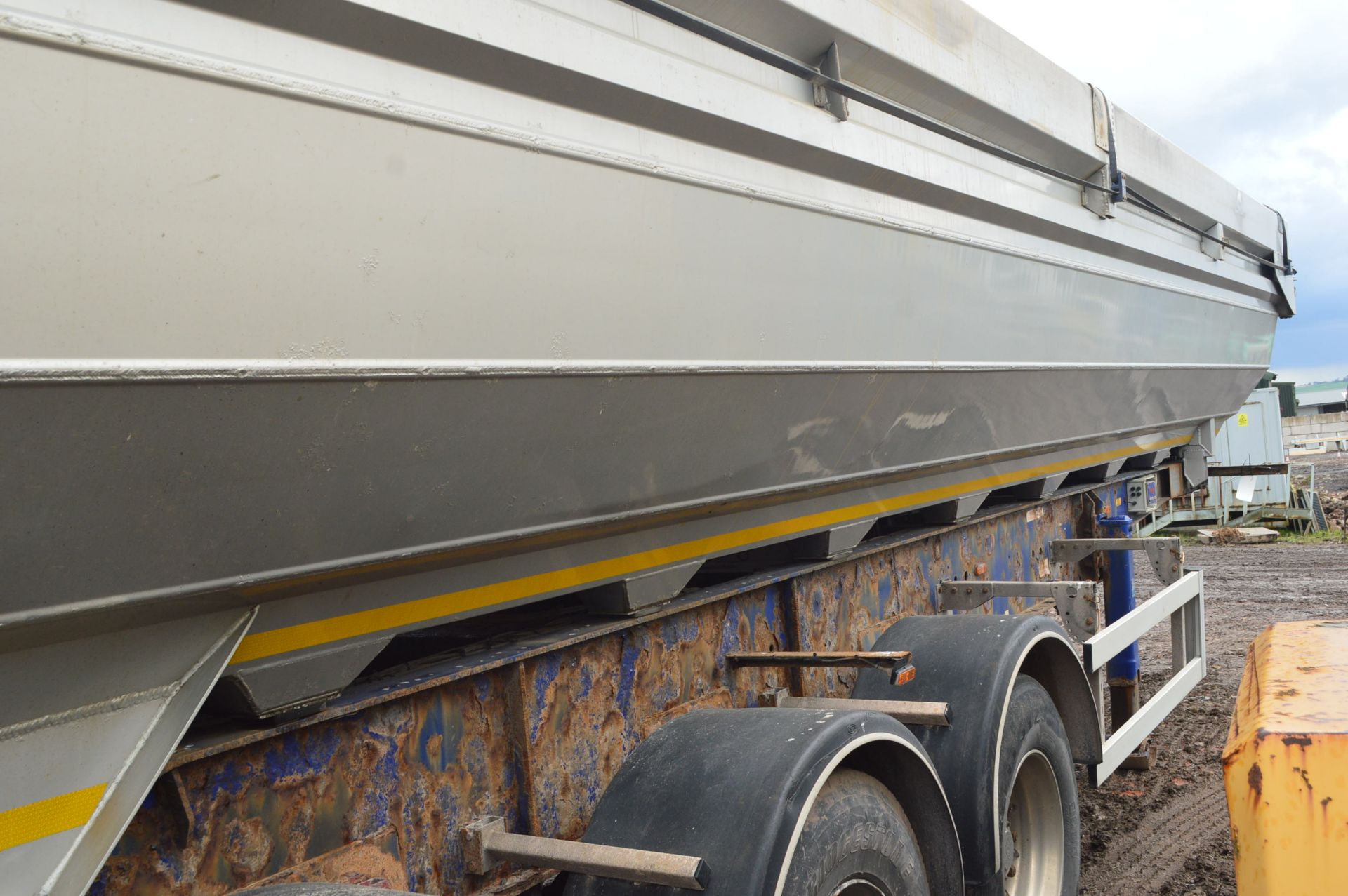 Fruehauf TRI AXLE ALLOY BULK TIPPER SEMI TRAILER, ident no. SFRHPBR038X532401, year of manufacture - Image 4 of 8