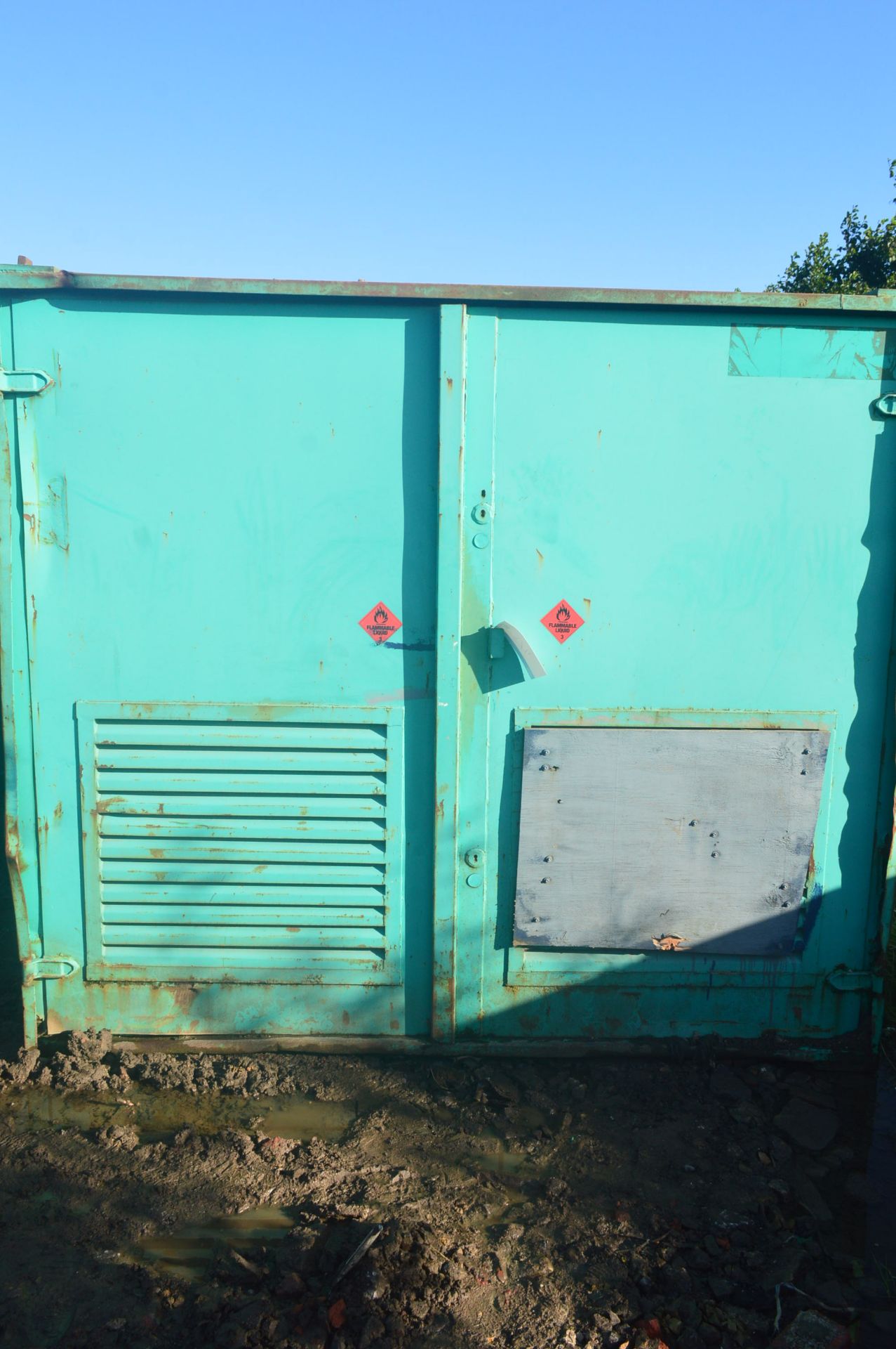 Steel Welfare Cabin, approx. 7.5m x 2.8m x 2.4m high (understood to contain a generator) (no key) (