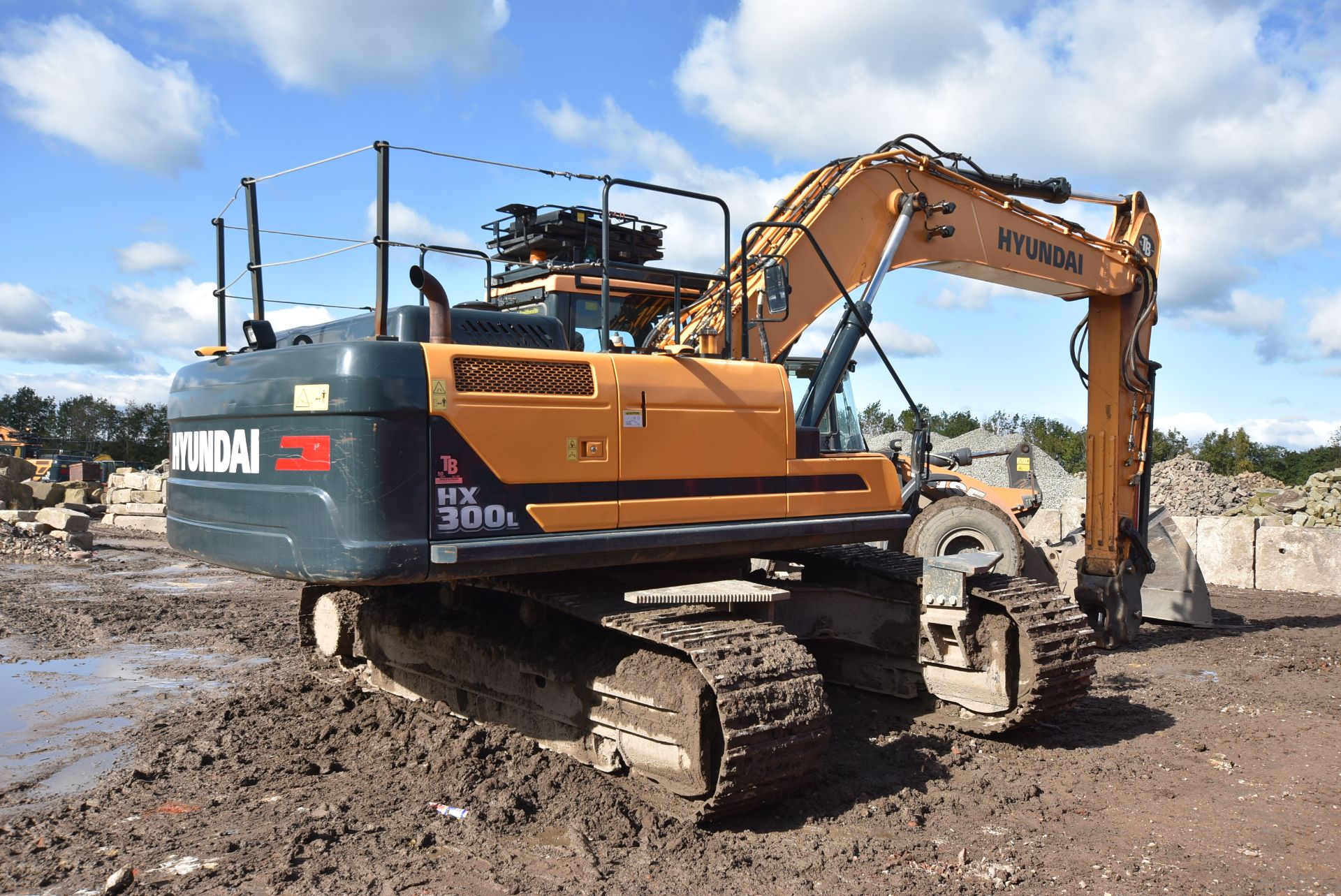Hyundai HX300L 30T TRACKED EXCAVATOR, VIN HHKHK801TH0000492, year of manufacture 2017, indicated - Image 4 of 12