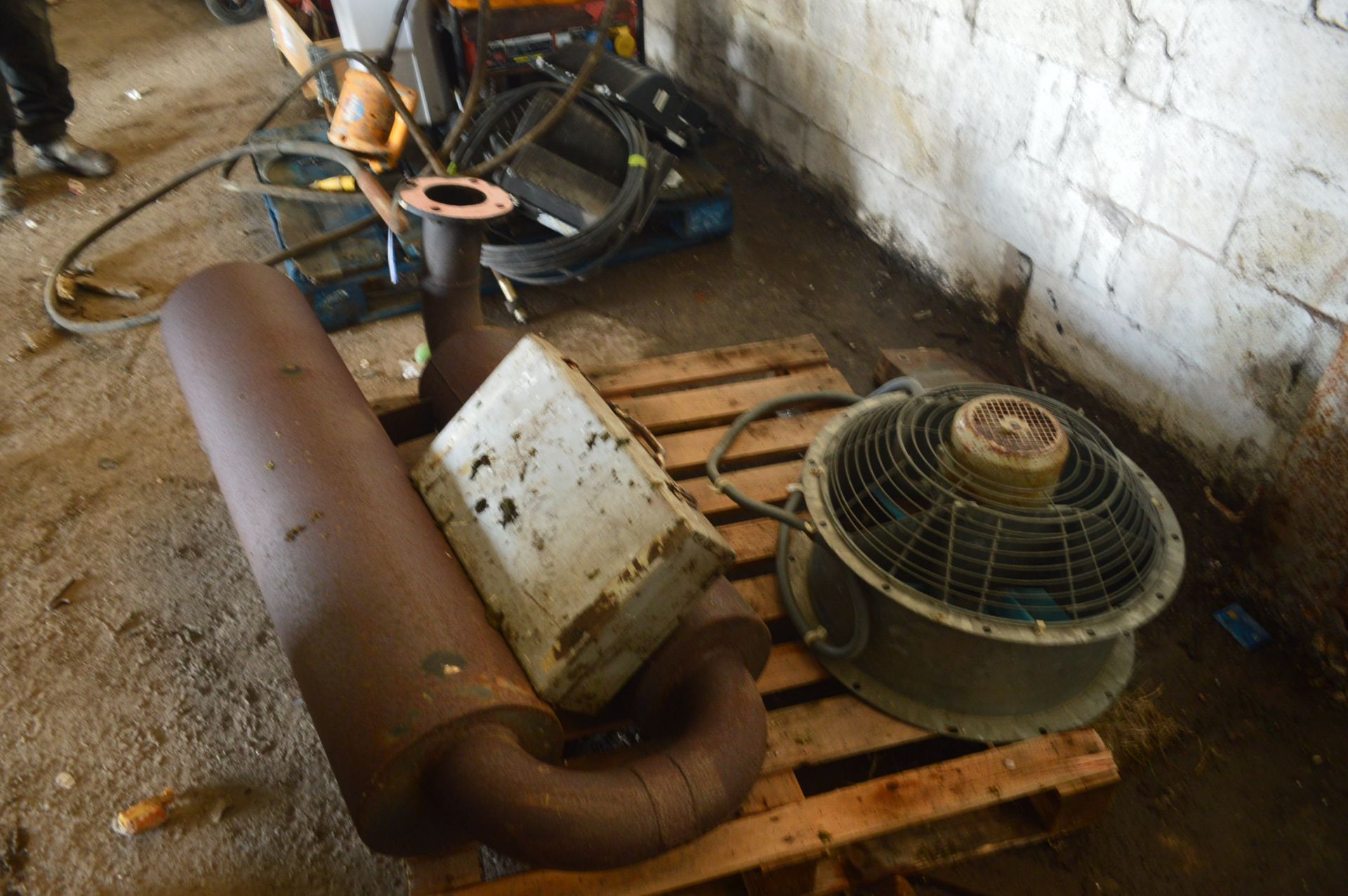 Extraction Piping & Galvanised Steel Fan, as set o - Image 2 of 2