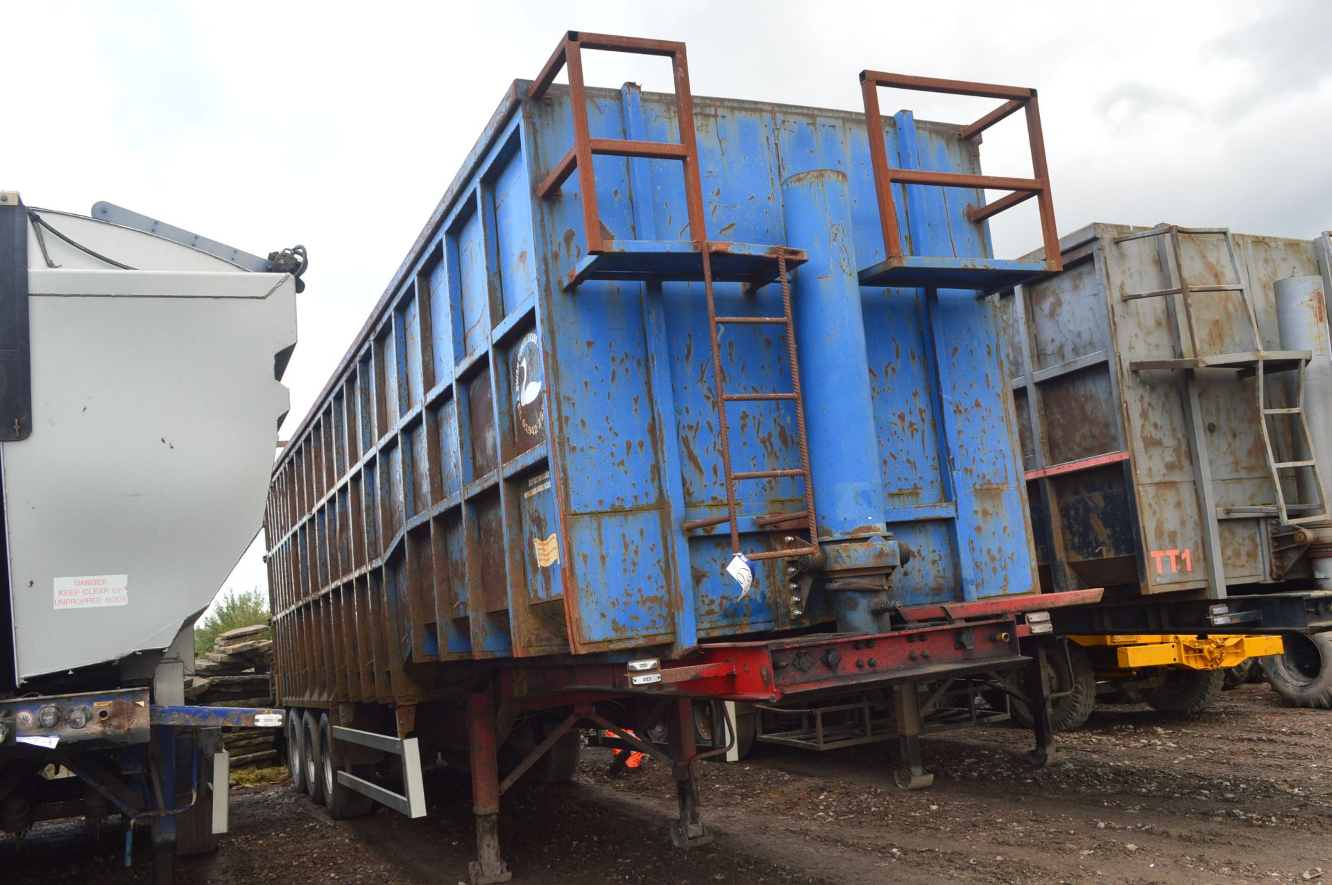 Swan TRI AXLE STEP FRAME TIPPING SEMI TRAILER¸ chassis no. 5243, date 7/10, 38000kg gross weight (