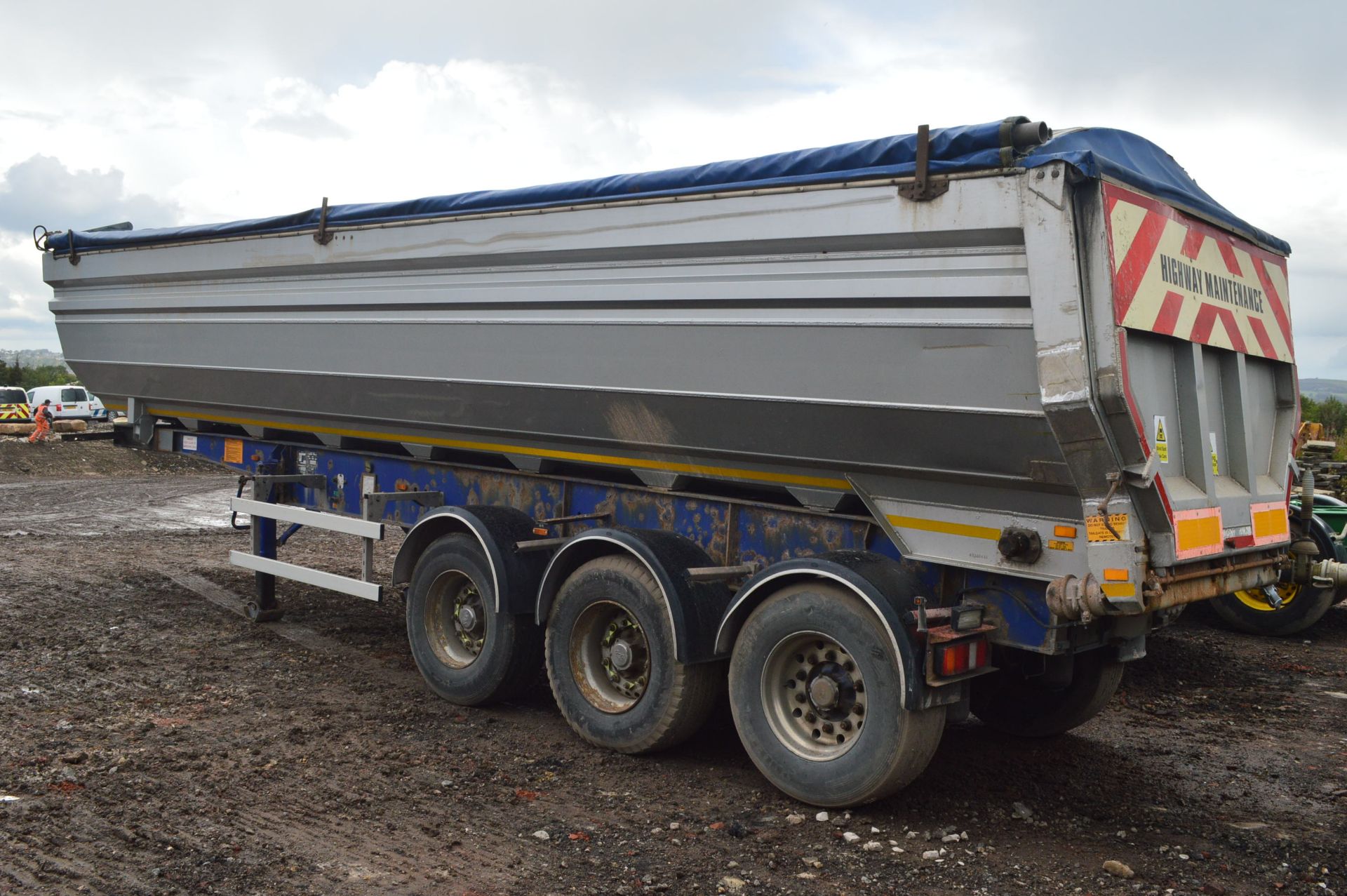 Fruehauf TRI AXLE ALLOY BULK TIPPER SEMI TRAILER, ident no. SFRHPBR038X532401, year of manufacture - Image 2 of 8