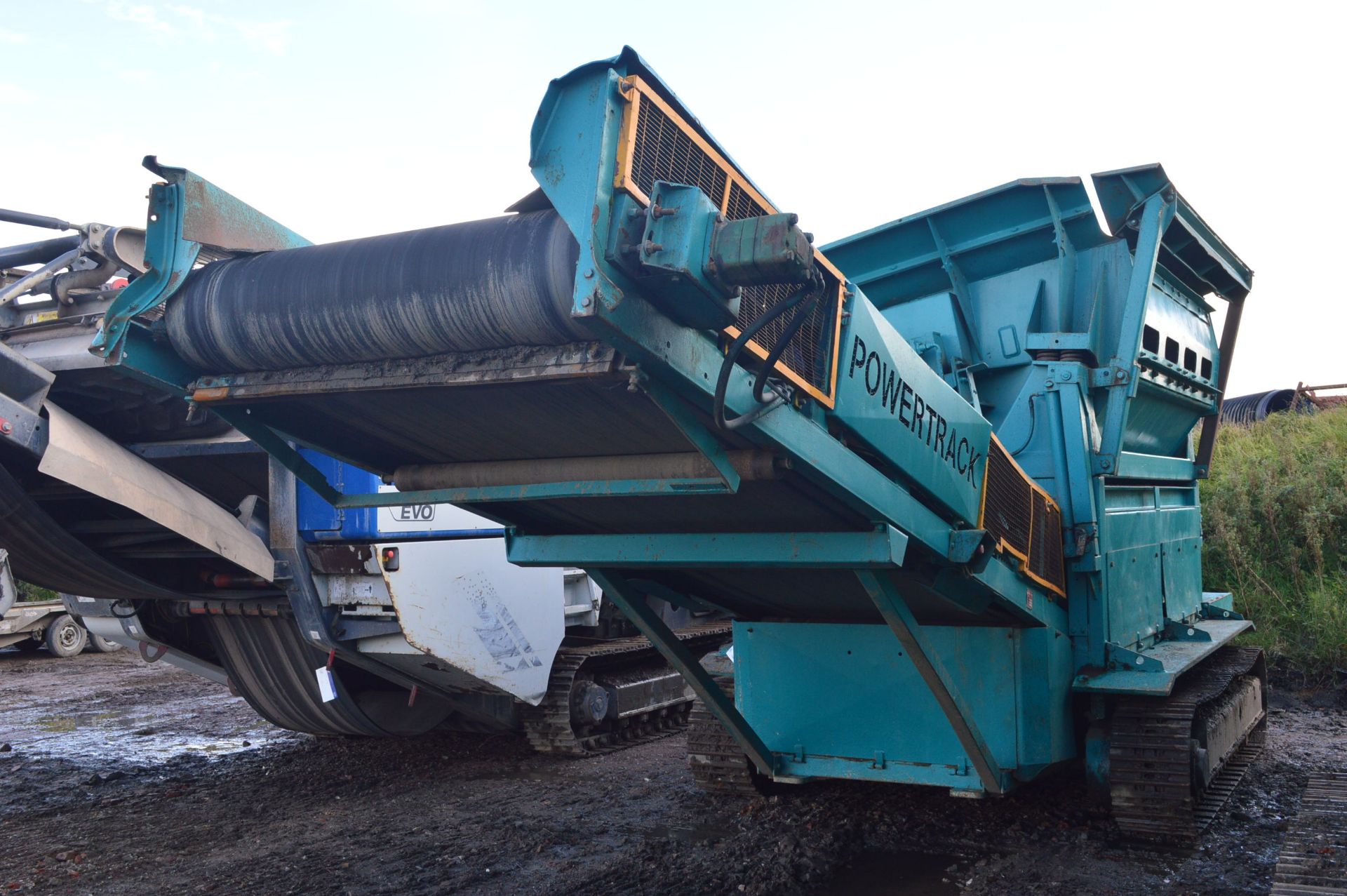 Powerscreen POWER TRACK MOUNTED AGGREGATE SCREEN, serial no. 72 15 651, indicated hours 8429 (at - Image 2 of 7