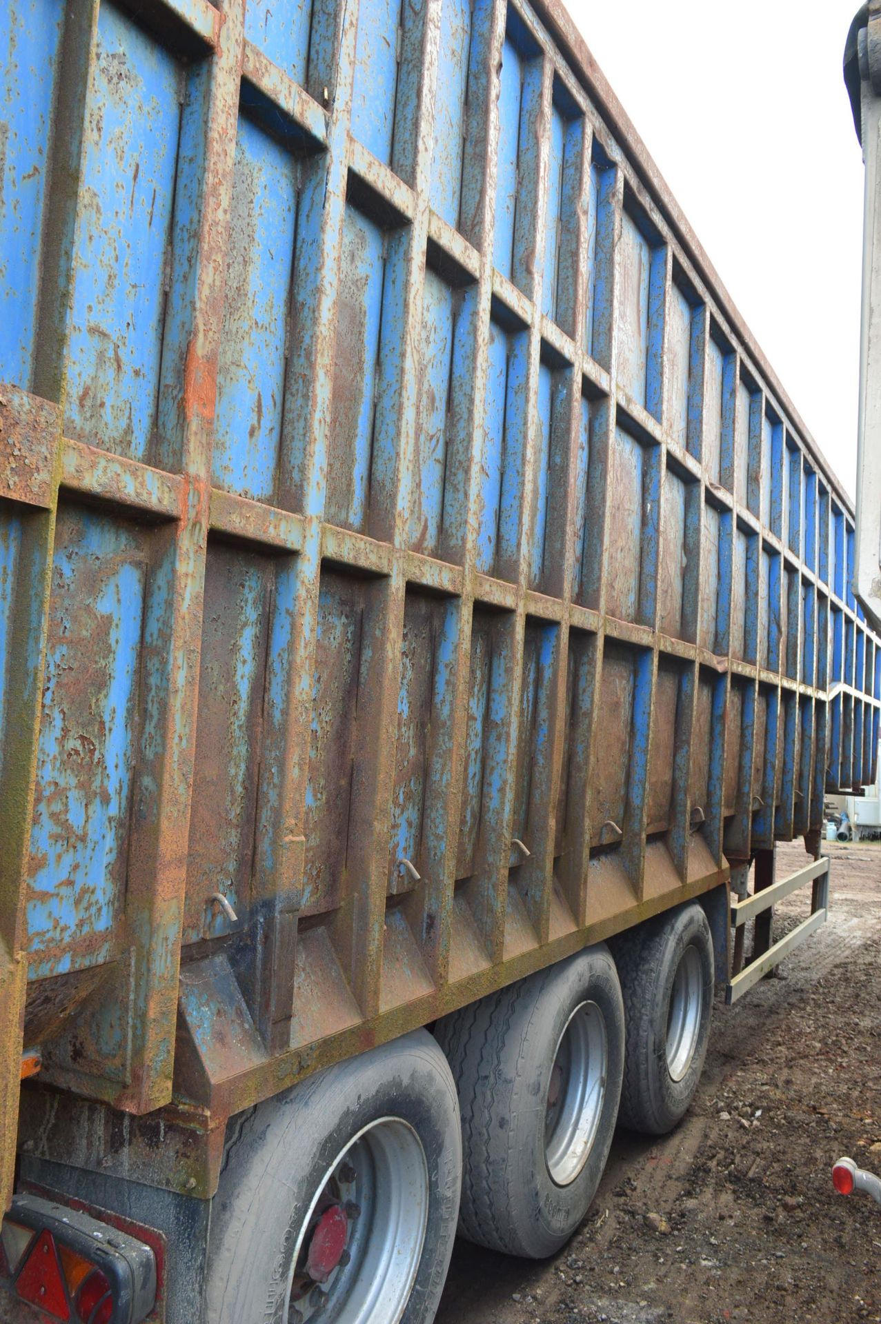 Swan TRI AXLE STEP FRAME TIPPING SEMI TRAILER¸ chassis no. 5243, date 7/10, 38000kg gross weight ( - Image 2 of 8