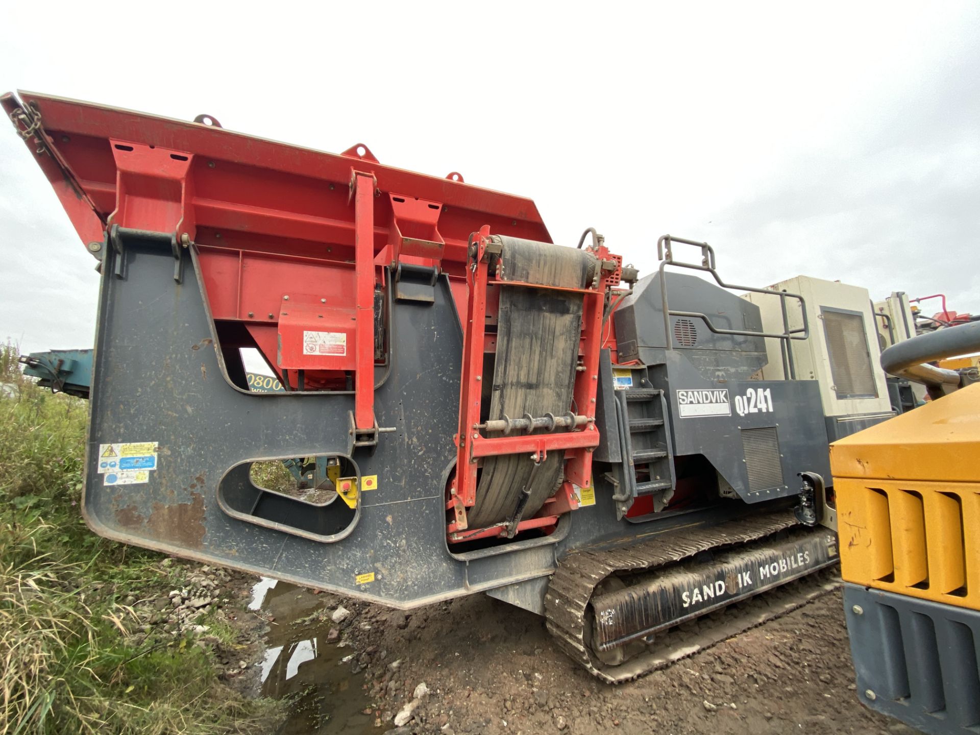 Sandvik QJ241 TRACKED JAW CRUSHER, serial no. A17QJ241007, year of manufacture 2017, indicated hours - Image 4 of 9