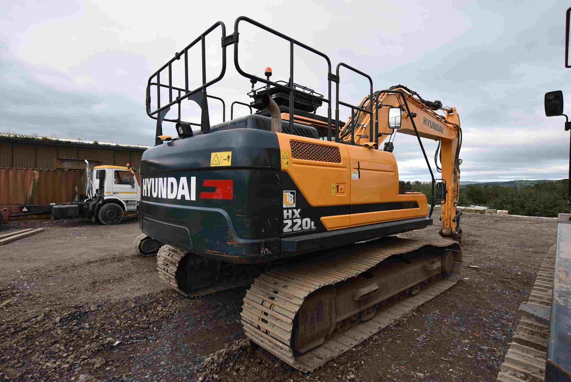 Hyundai HX220L 22T TRACKED EXCAVATOR, VIN HHKHK601KJ000781, year of manufacture 2018, indicated - Image 3 of 7