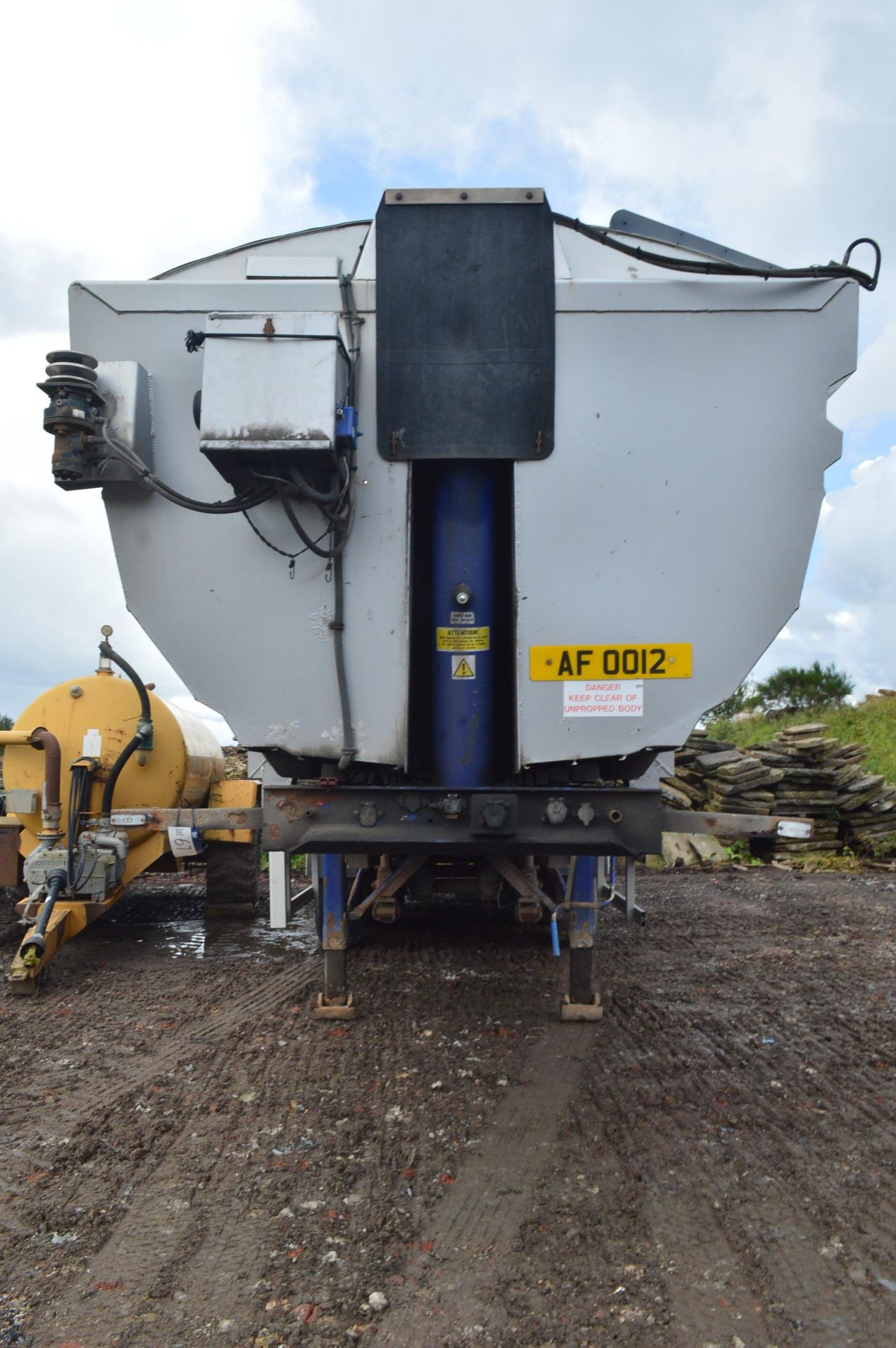 Fruehauf TRI AXLE ALLOY BULK TIPPER SEMI TRAILER, ident no. SFRHPBR038X532401, year of manufacture - Image 6 of 8