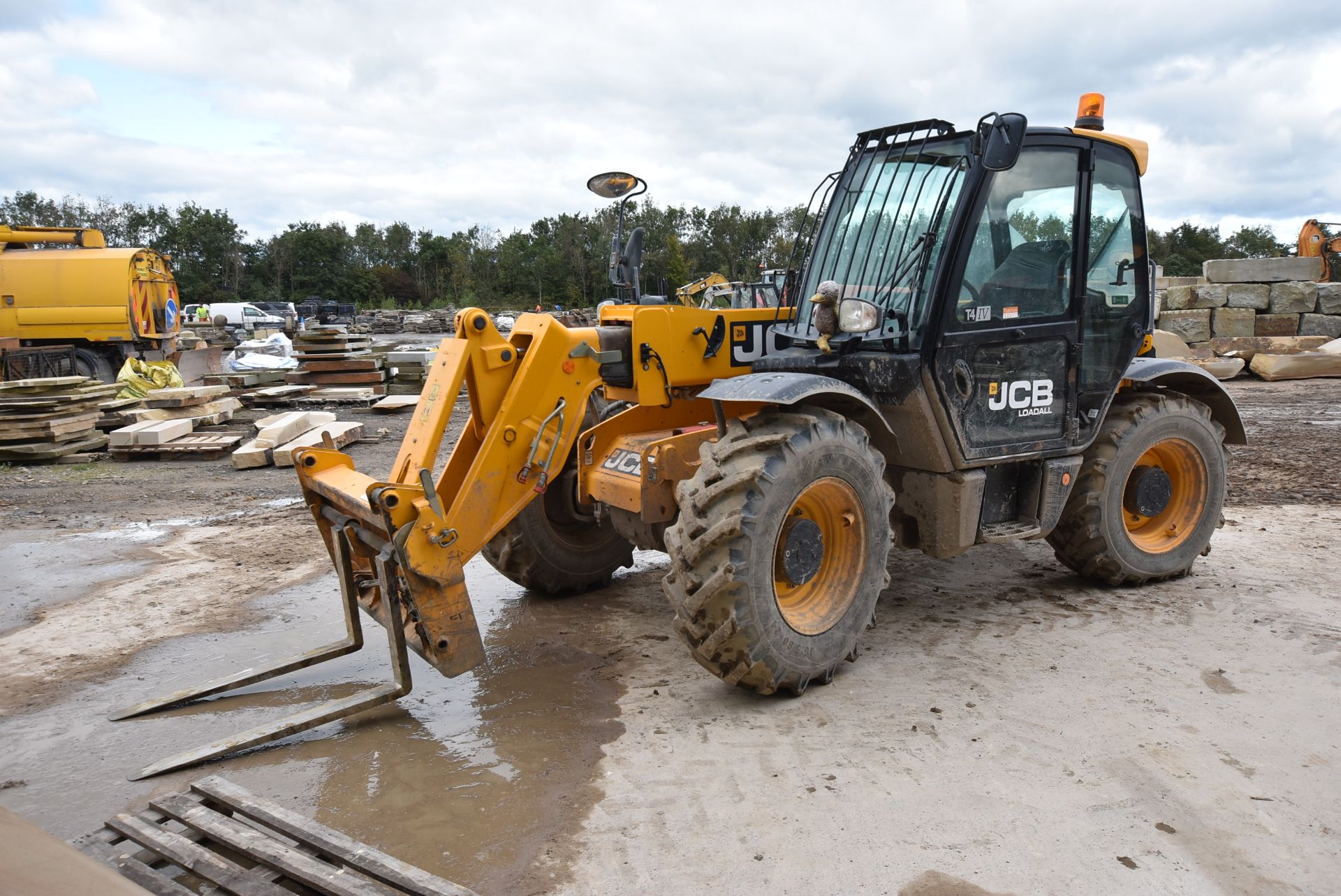 JCB 531-70 LOADALL TELEHANDLER, registration no. MM17 LEJ, date first registered 04/07/17 (lot - Image 2 of 8