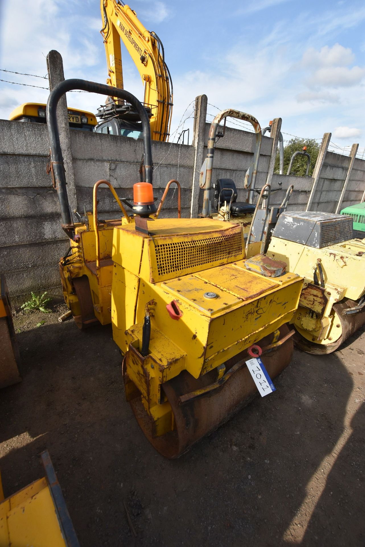 Bomag BW120AD VIBRATORY ROLLER, serial no. 101170022324, 2470kg operating weight, indicated hours - Image 2 of 6