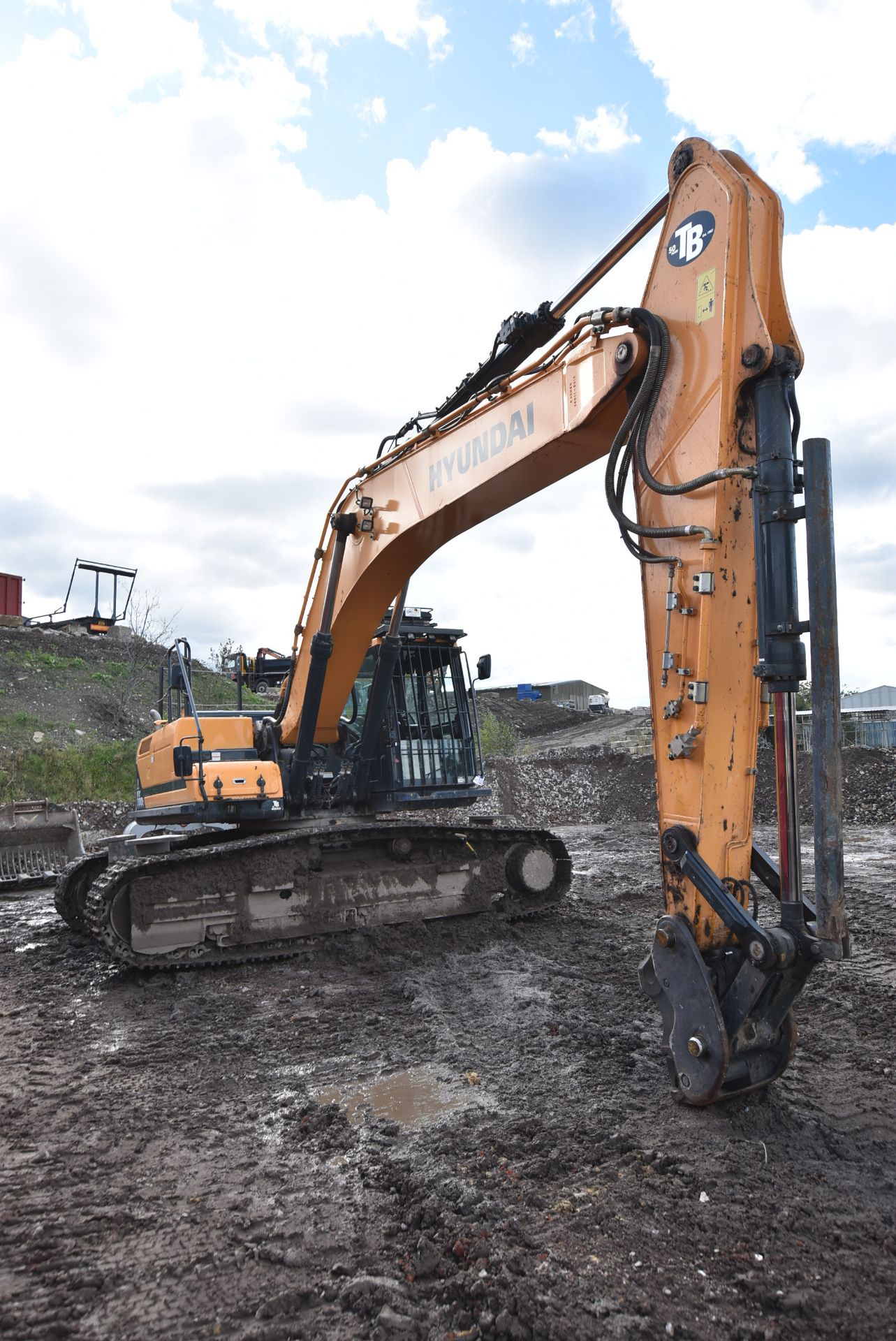 Hyundai HX300L 30T TRACKED EXCAVATOR, VIN HHKHK801TH0000492, year of manufacture 2017, indicated - Image 5 of 12