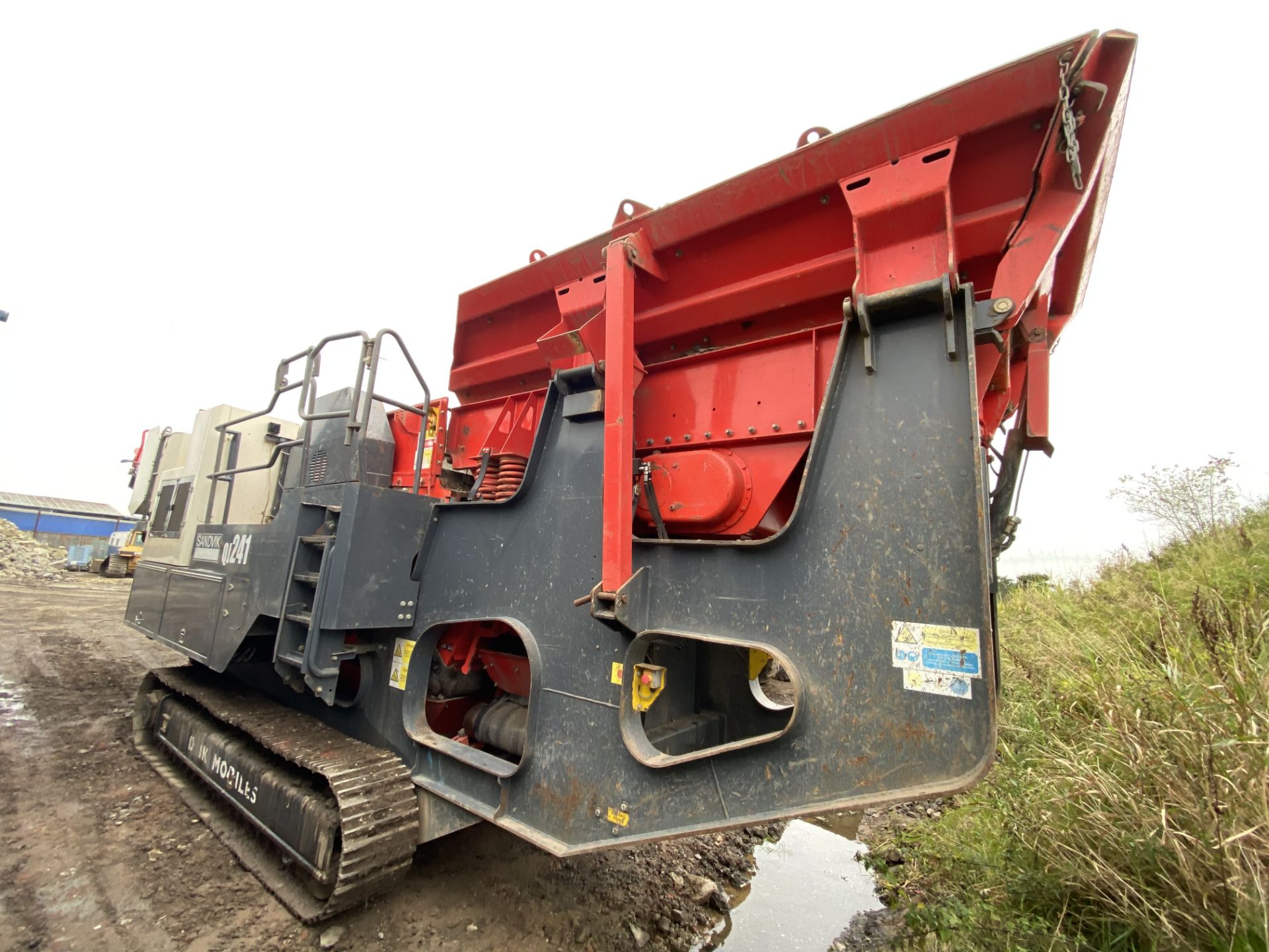 Sandvik QJ241 TRACKED JAW CRUSHER, serial no. A17QJ241007, year of manufacture 2017, indicated hours - Image 2 of 9