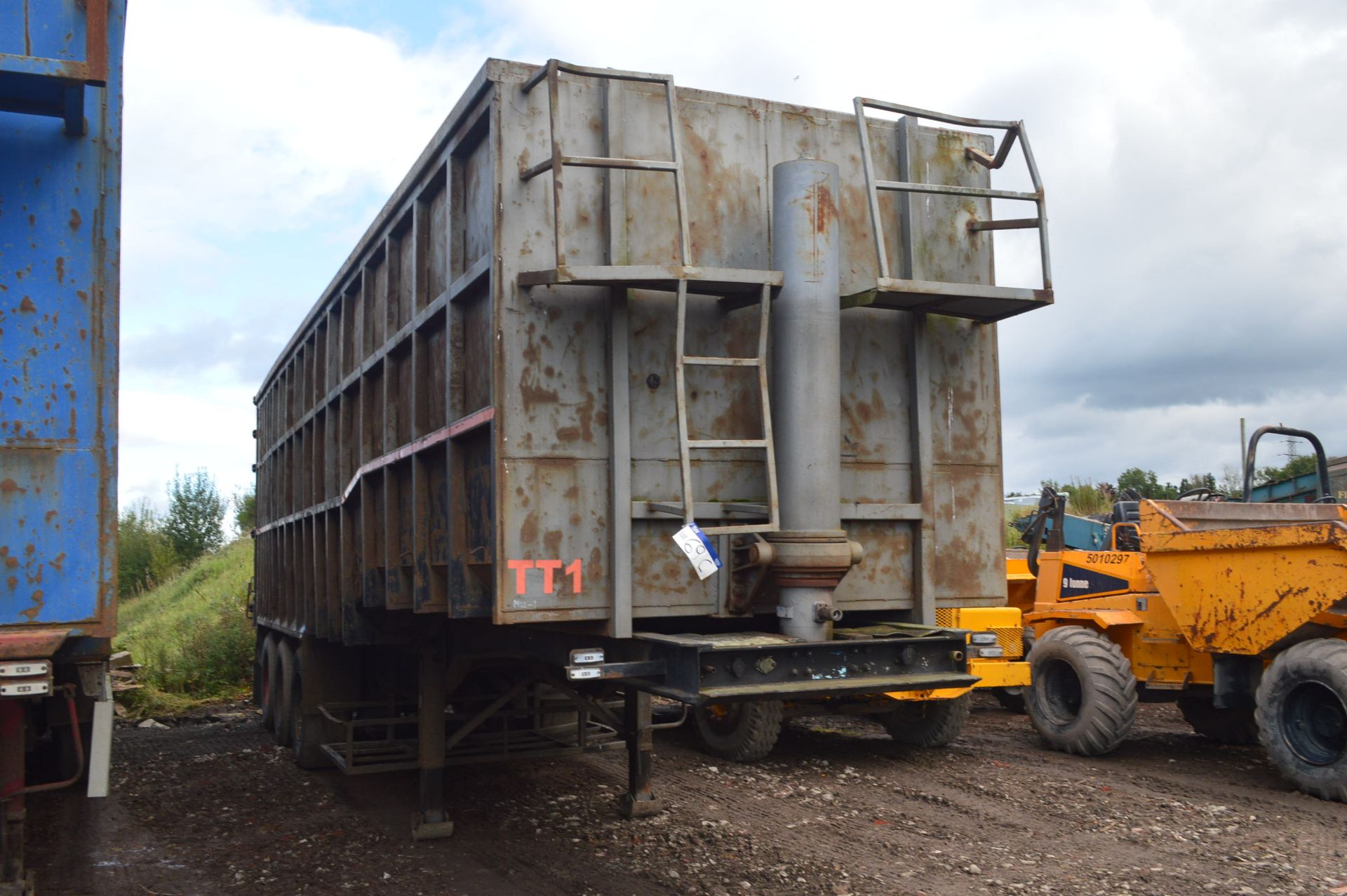 Swan TRI AXLE STEP FRAME TIPPING SEMI TRAILER, year of manufacture 2008, 38000kg gross weight (lot